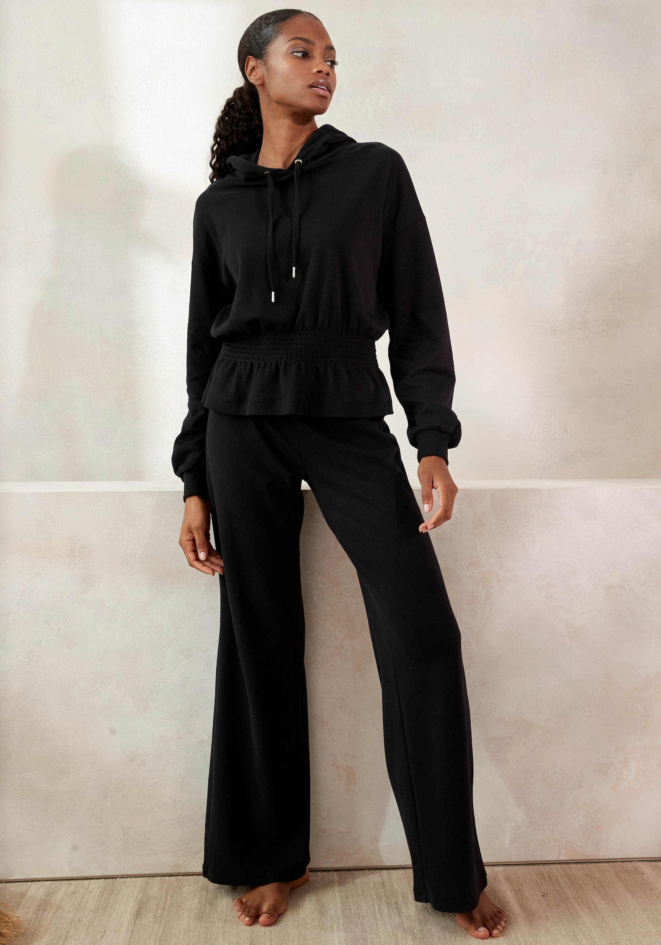 LASCANA Hoodie, mit elastischer Raffung in der Taille, Loungewear