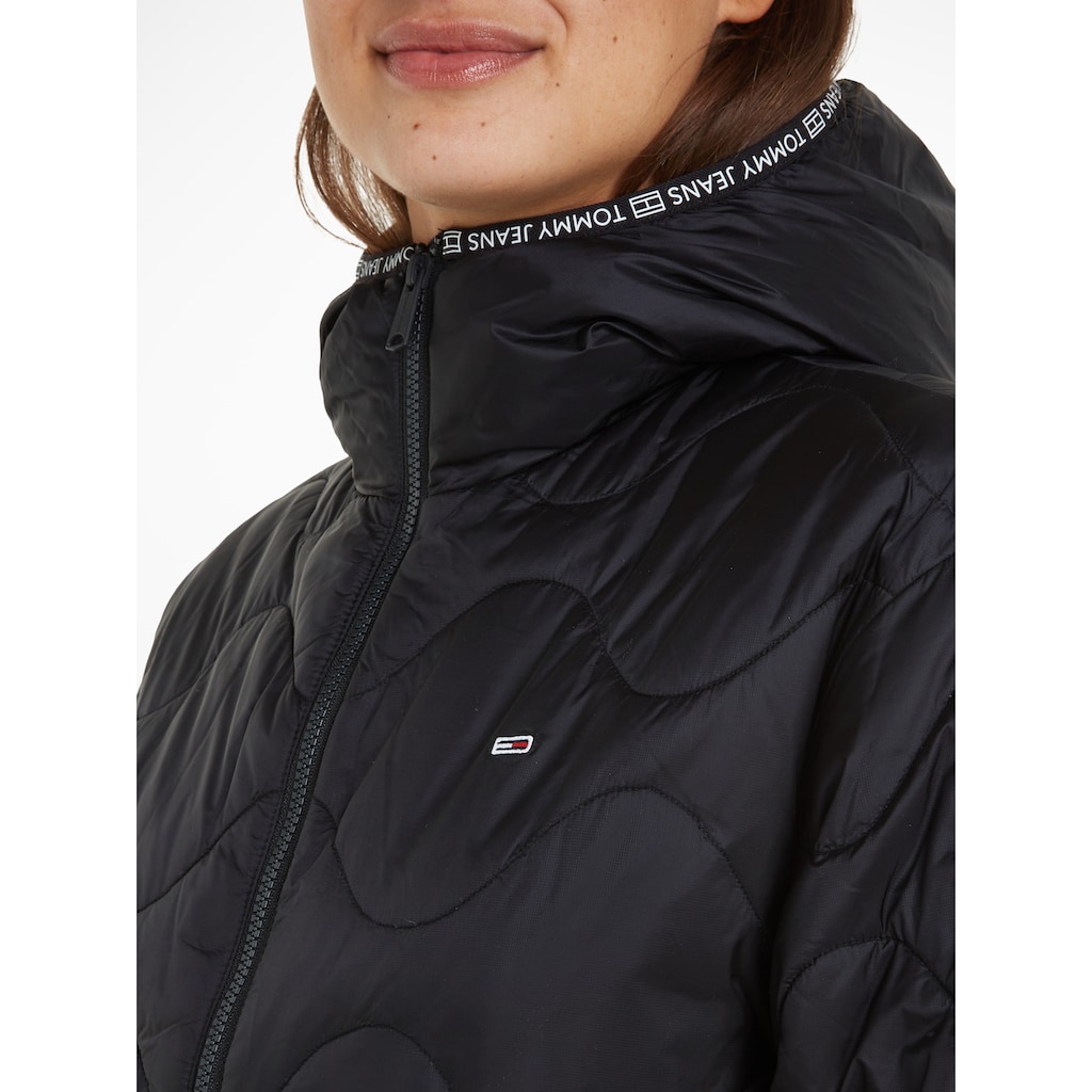 Tommy Jeans Curve Steppjacke »TJW QUILTED TAPE HOOD PUFFER EXT«, mit Kapuze, mit Logostickerei