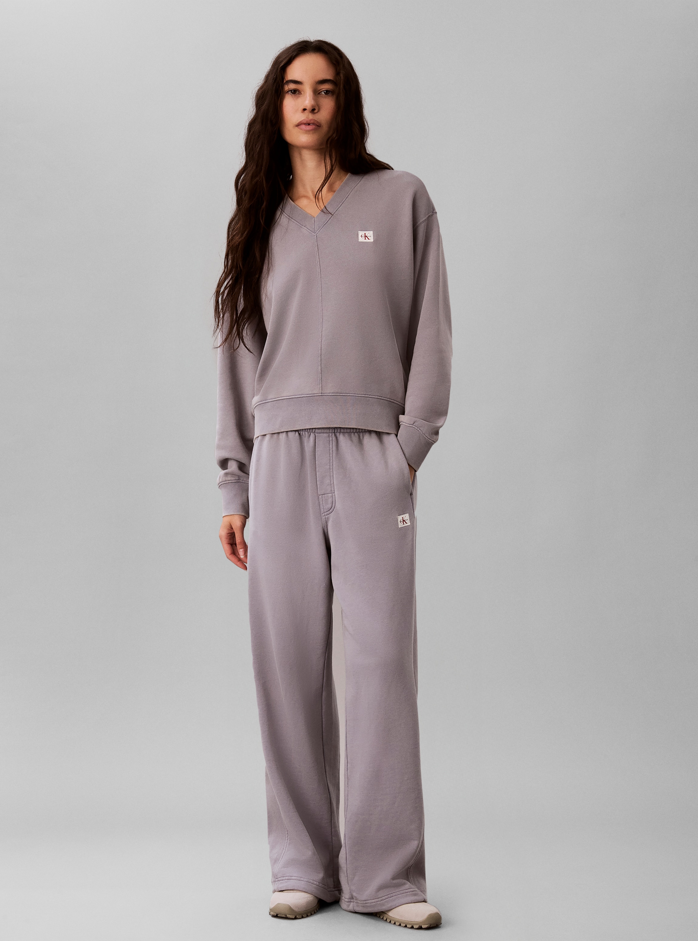 Calvin Klein Sweatshirt »WOVEN LABEL TERRY V-NECK«, Regular fit mit V-Ausschnitt

