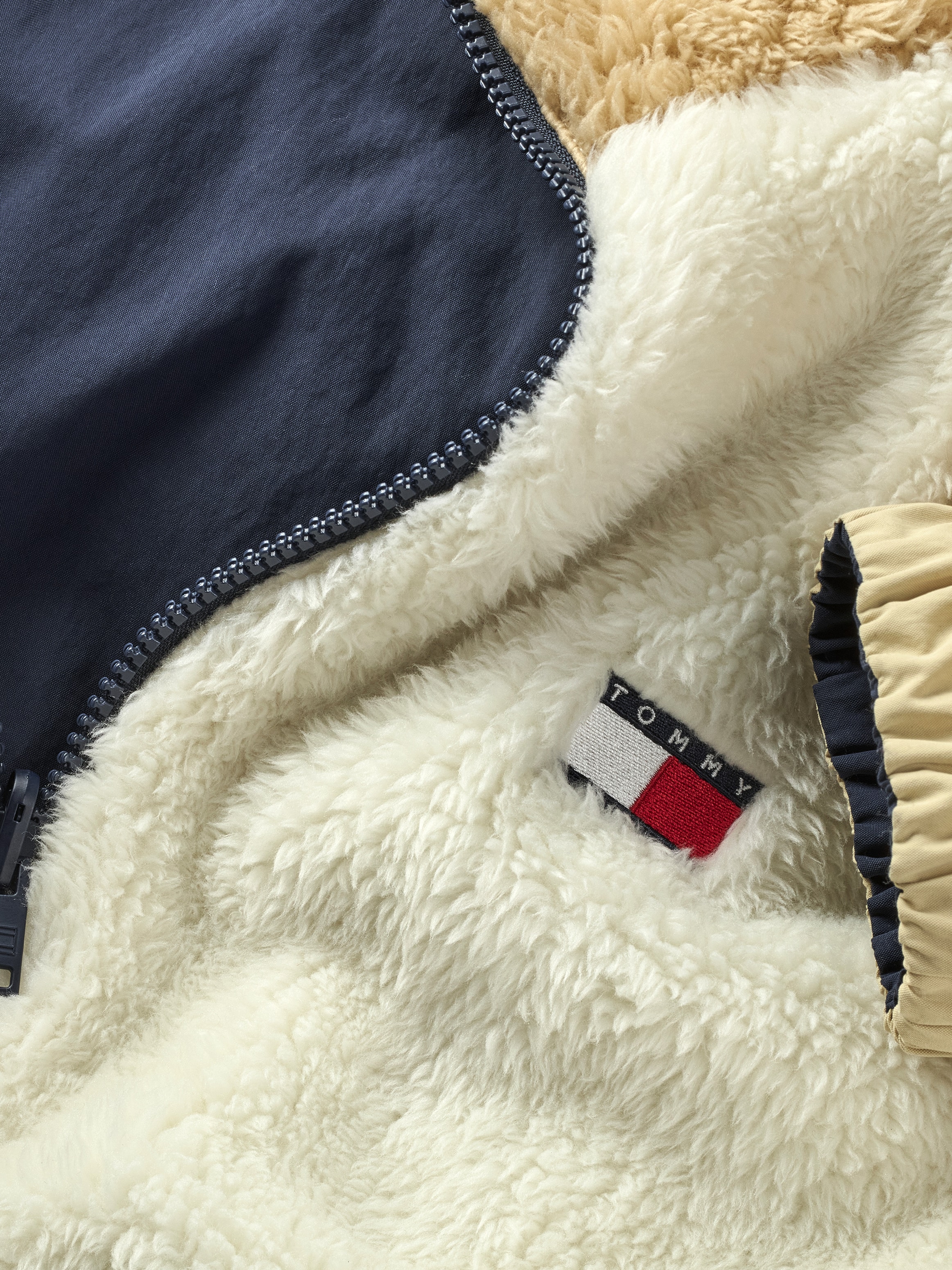 Tommy Jeans Bomberjacke »TJM FLUFFY REVERSIBLE JACKET EXT«, mit kontrastfarbenen Ärmeln