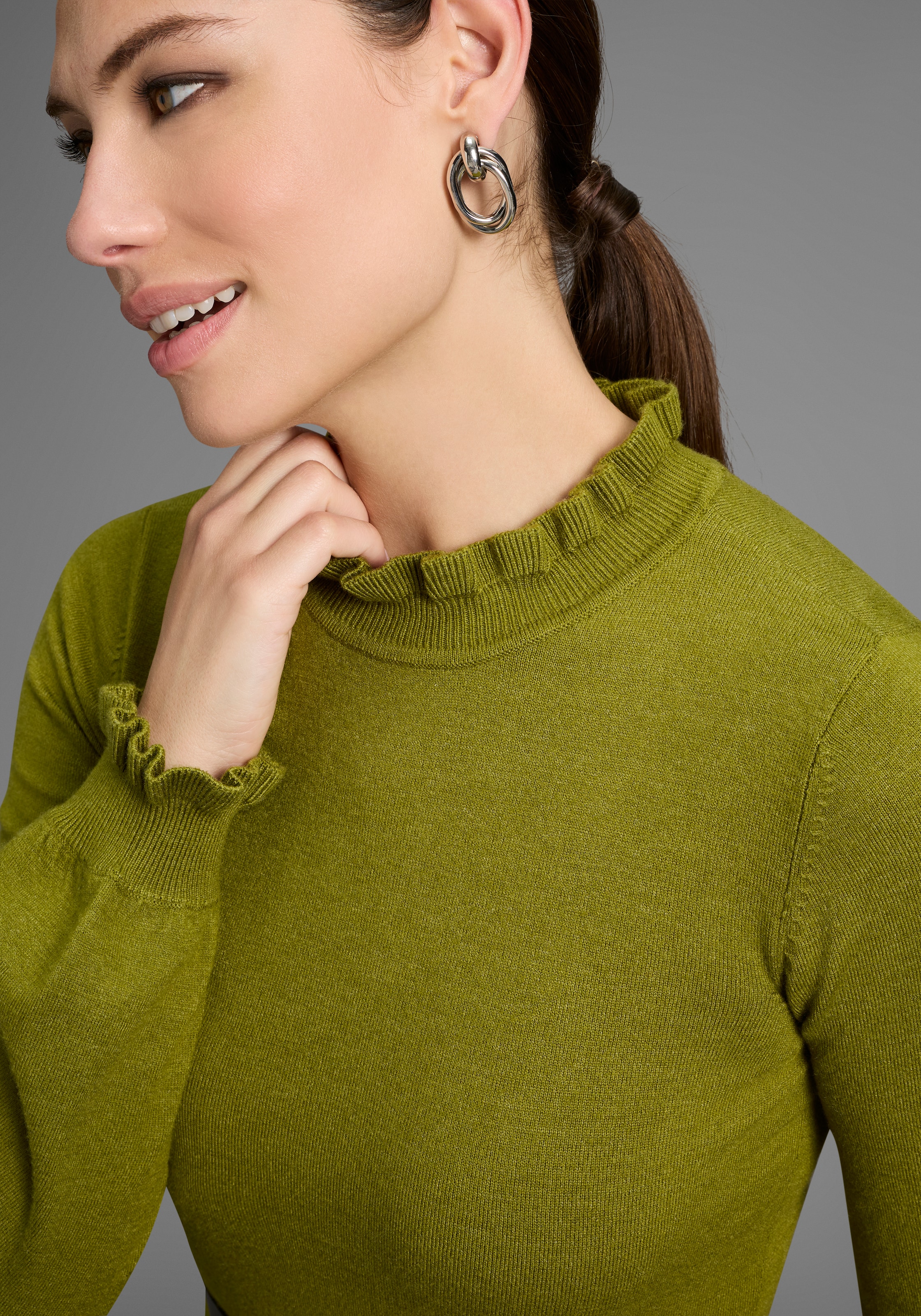 Laura Scott Strickkleid, aus Viskosemischung mit femininem Rüschendetail