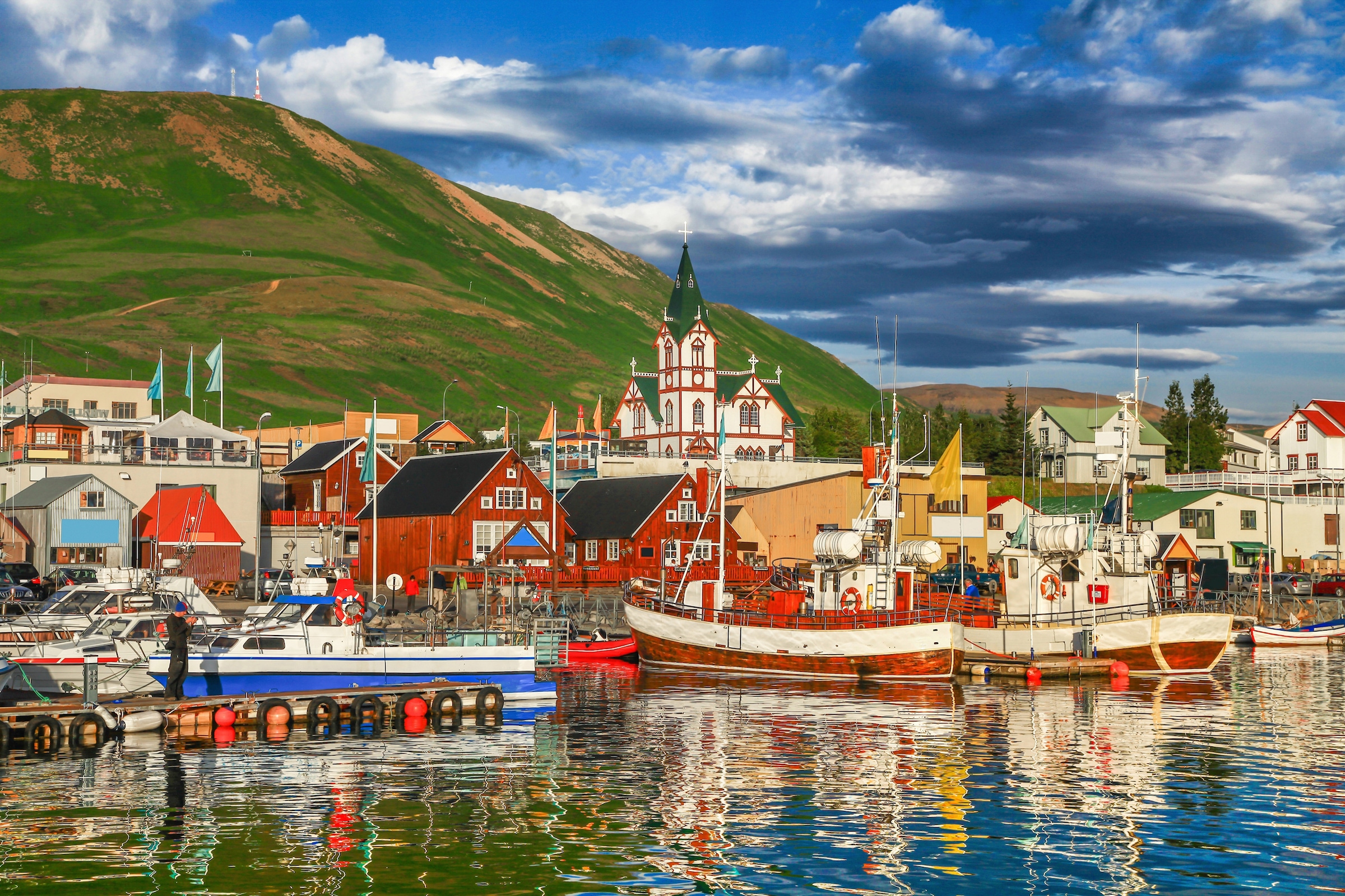Papermoon Fototapete »HUSAVIK ISLAND-BOOTE GEBIRGE DORF STEG BRÜCKE WALD BERG«