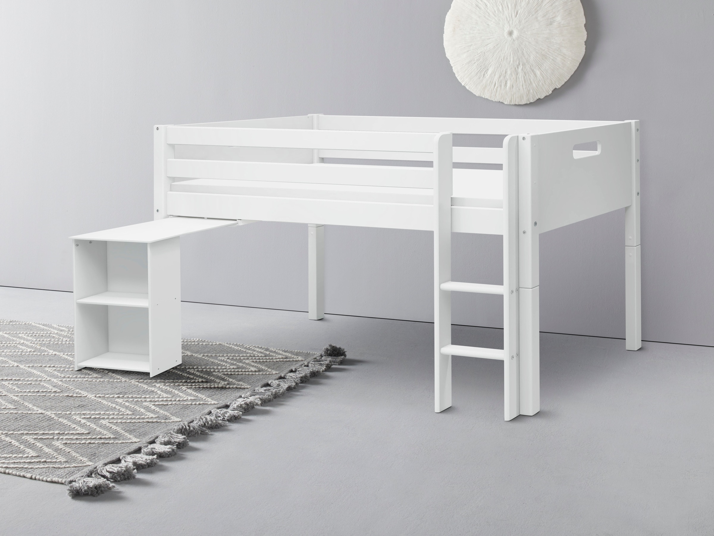Spielbett “ Nordic“, (5 tlg.), produziert by Flexa,m. Rollrost, herausziehb. Schreibtisch auf Rollen, weiss + weiss + weiss Ausziehtisch auf Rollen-Absturzsicherung vorne in Kiefer