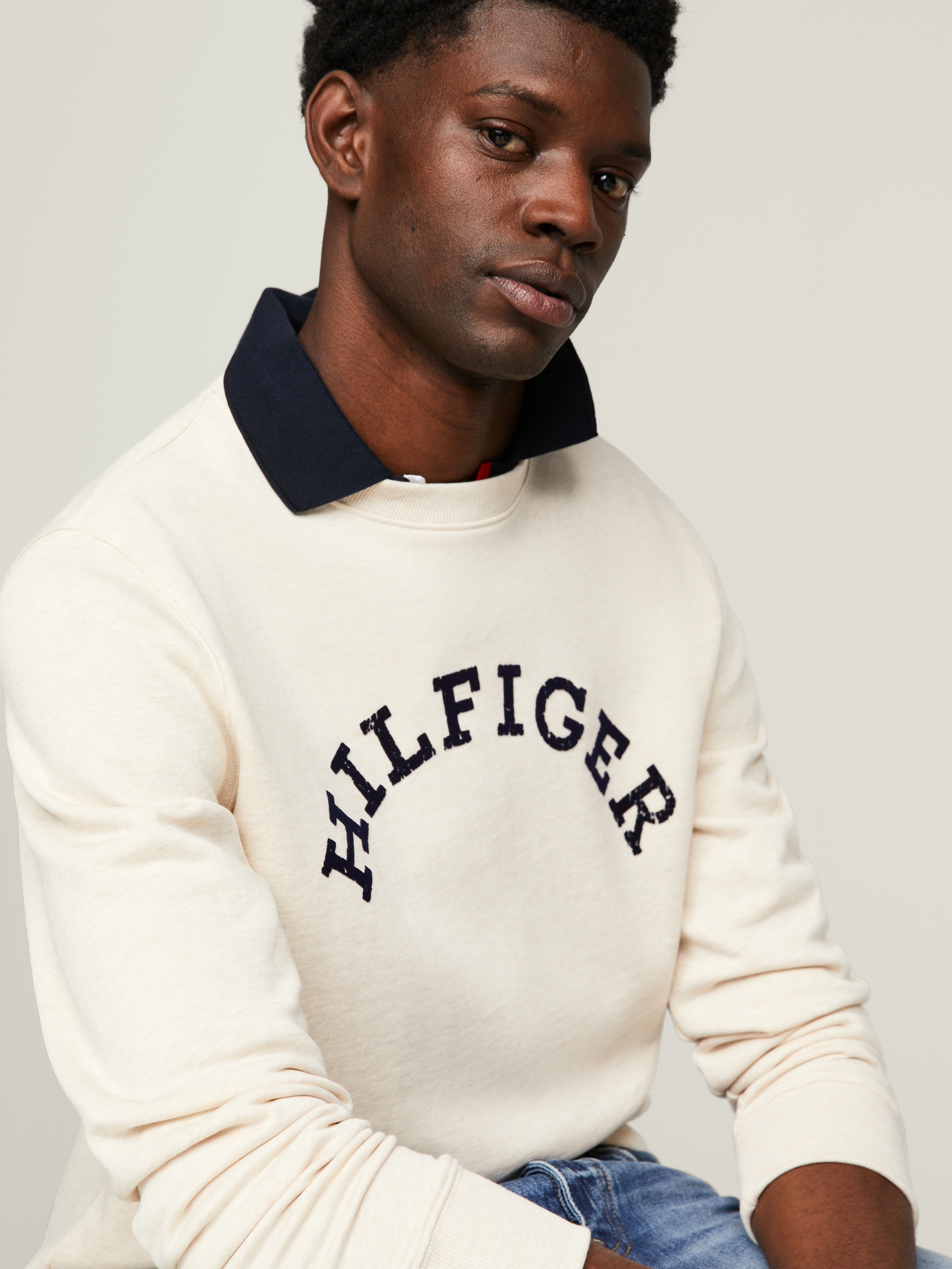 Tommy Hilfiger Sweatshirt »HILFIGER ARCHED HTR SWEATSHIRT« mit gebrochenem Print