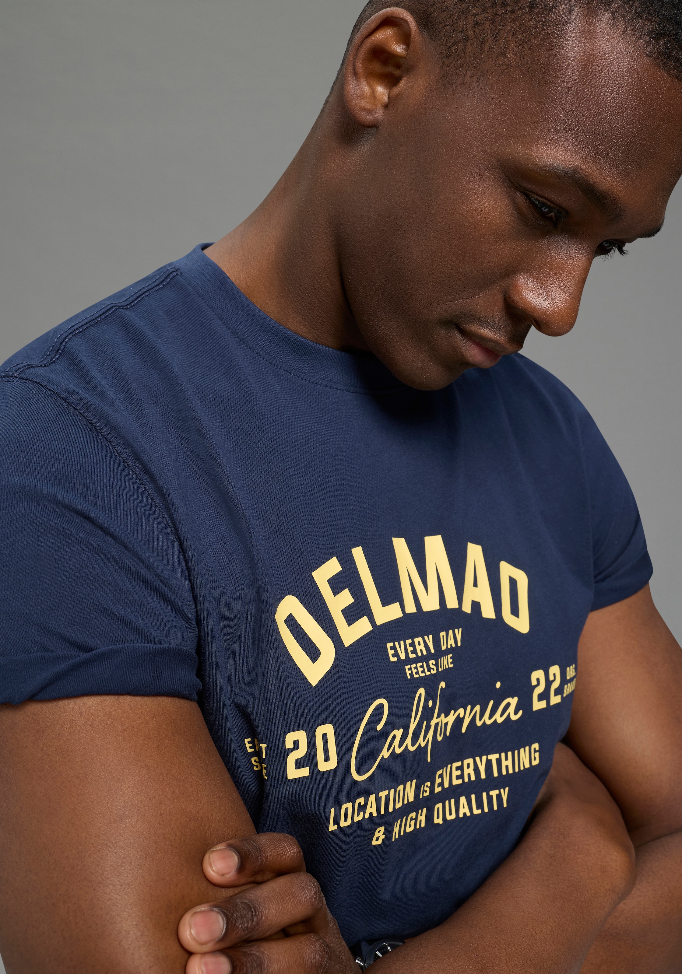 DELMAO Rundhalsshirt »Neue Kollektion!« normale Passform, kurzarm, bedruckt, mit Rundhalsausschnitt