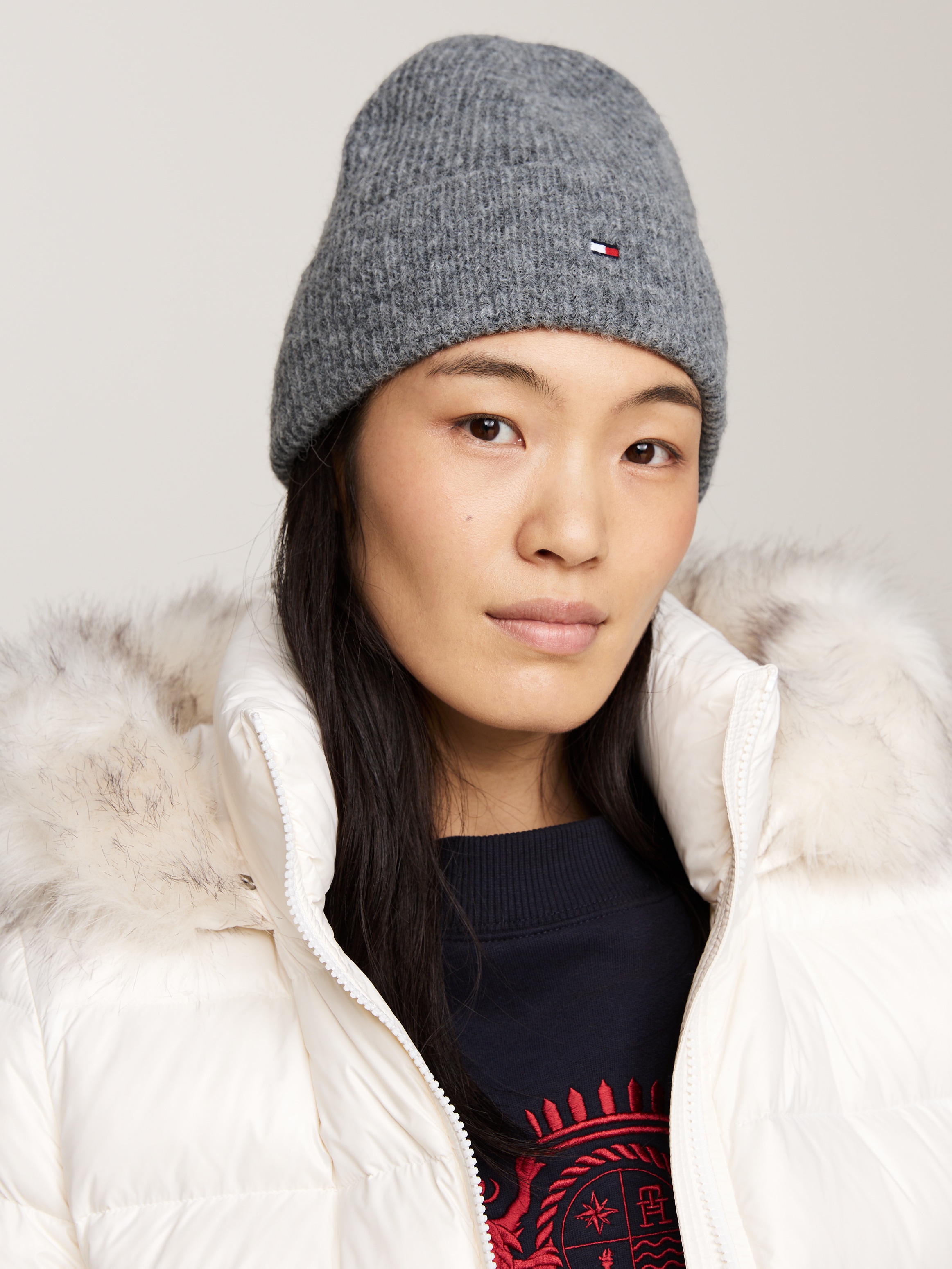 Tommy Hilfiger Strickmütze »ESSENTIAL FLAG FUZZY BEANIE«, mit Logostickerei