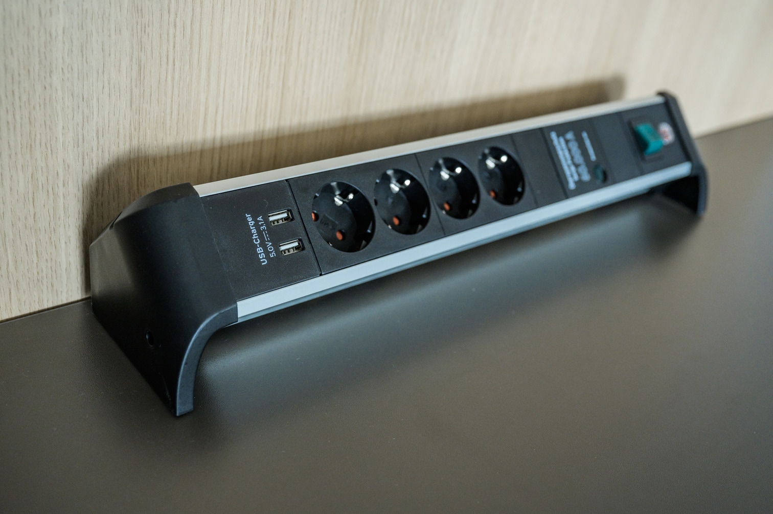 Brennenstuhl Steckdosenleiste »Alu-Office-Line«, 4-fach, (Kabellänge 1,8 m), mit 2-fach USB 3,1 A, Überspannungsschutz und Schalter