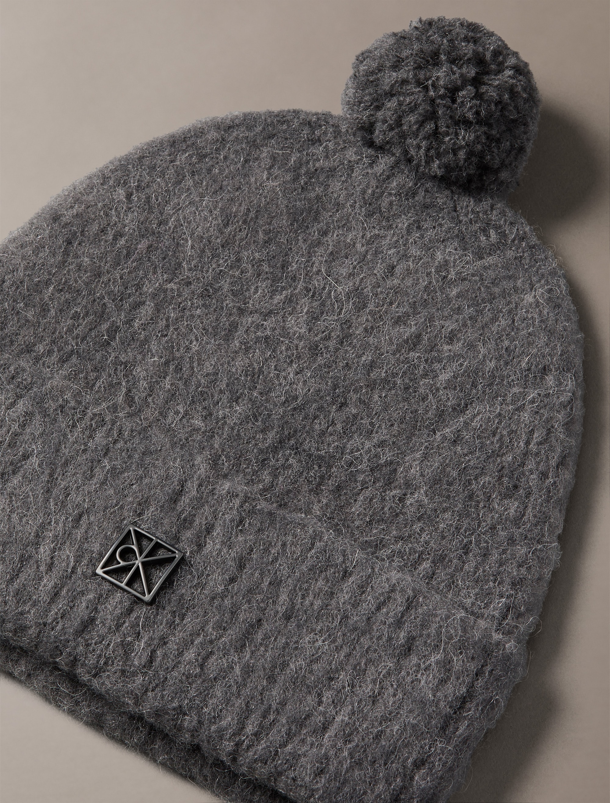 Calvin Klein Bommelmütze »EMBLEM BRUSHED POMPOM BEANIE« Perfekt für den Alltag