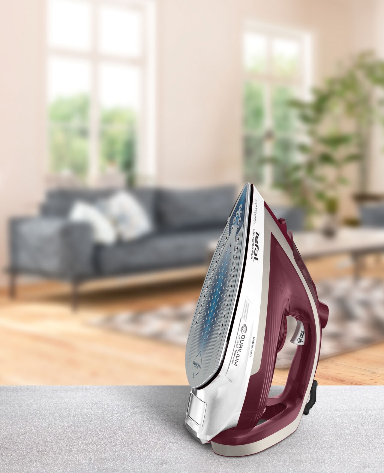 Tefal Dampfbügeleisen »Ultragliss Plus, 2800 Watt, Dampfstoß: 250 g/Min., kurze Aufheizzeit,«, 2800 W, Eco Mode, kratzfeste Bügelsohle, dunkelrot/silber, FV6810