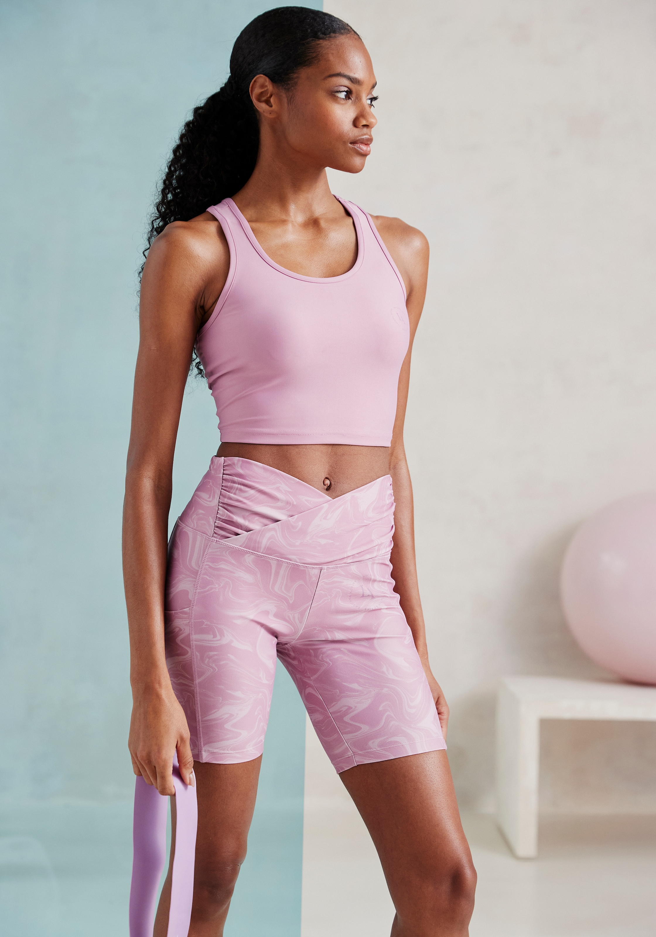 LASCANA ACTIVE Crop-Top, Sporttop mit Ringerrücken und Logodruck