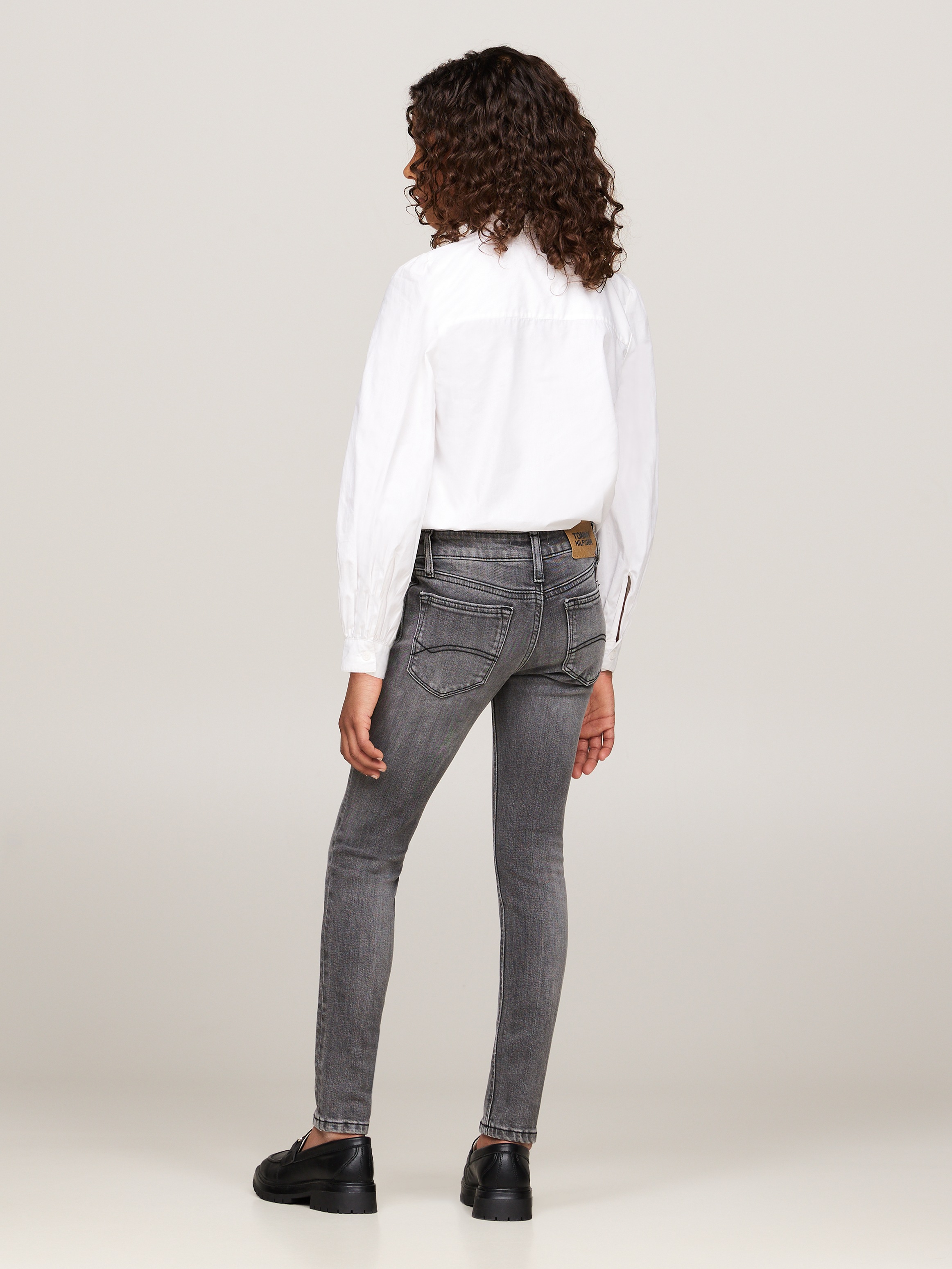 Tommy Hilfiger Skinny-fit-Jeans »NORA SKINNY MID GREY WASH DENIM«, Kinder bis 16 Jahre mit Logoprägung