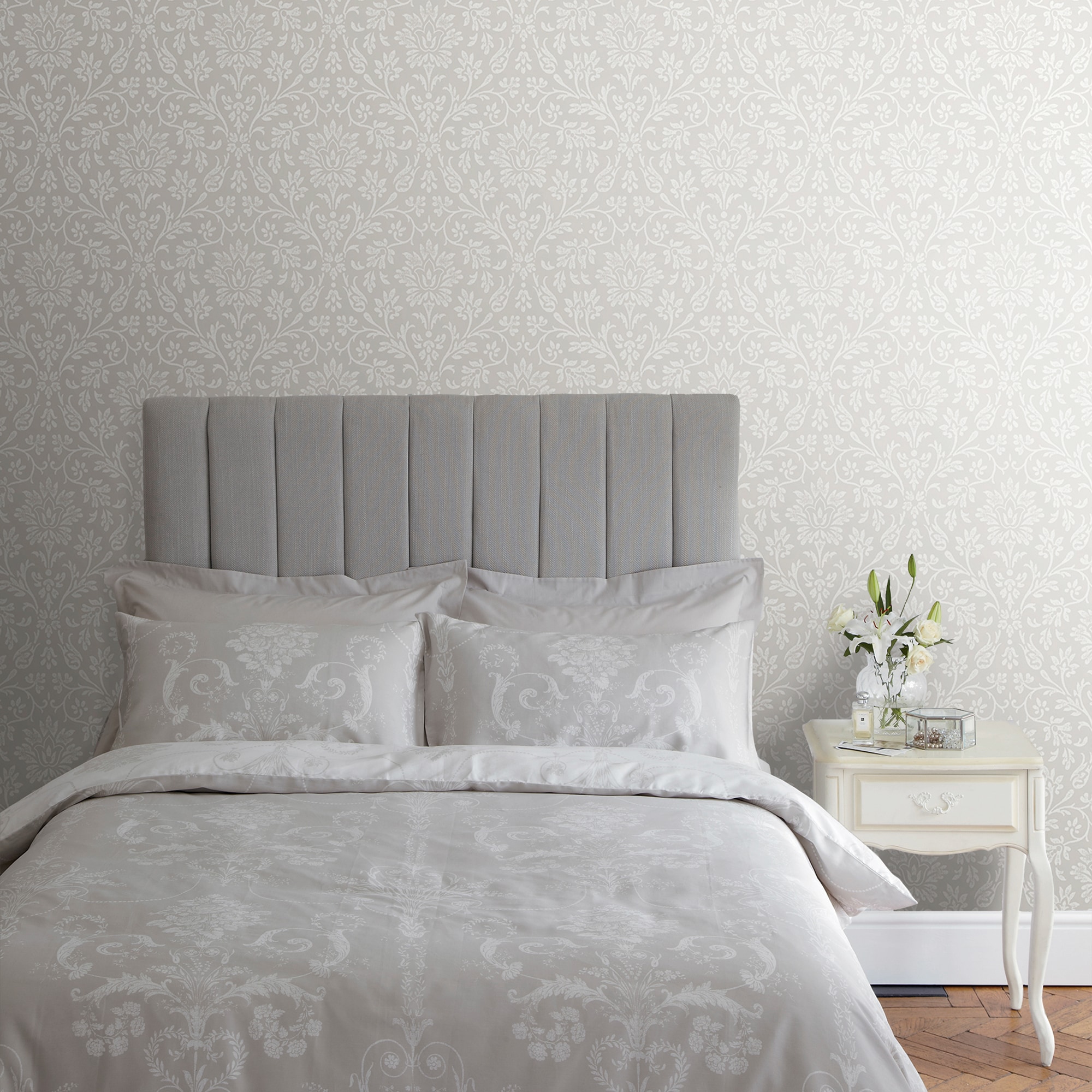 LAURA ASHLEY Vliestapete »Annecy Dove Grau«, botanisch, FSC® zertifiziert, mit lebhaftem Druck, 10 Meter Länge