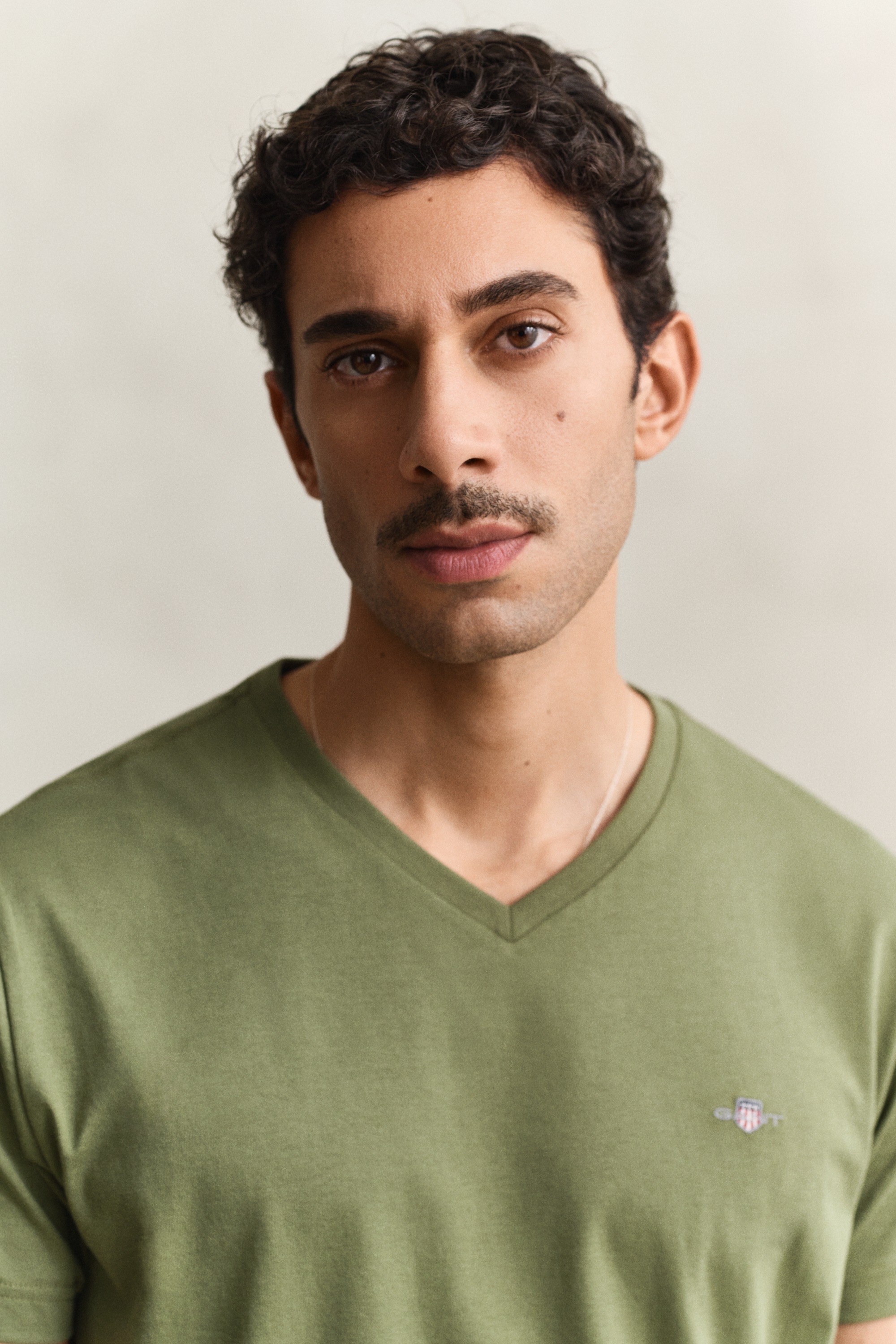 Gant T-Shirt »SLIM SHIELD V-NECK T-SHIRT« mit einer kleinen Logostickerei auf der Brust