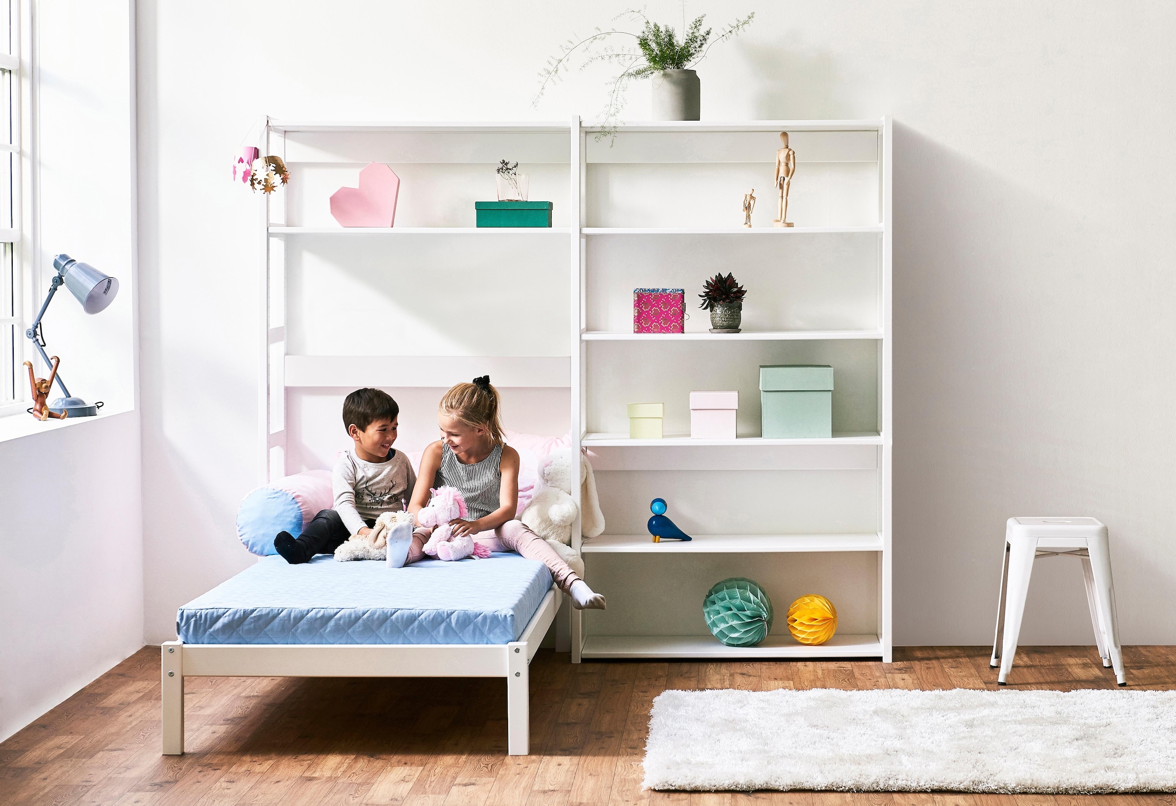 Hoppekids Jugendzimmer-Set »STOREY«, (Set, 16 tlg., Kinderbett, Rollrost, Schaummatratze, Regalsystem, 8 Einlegeböden)
