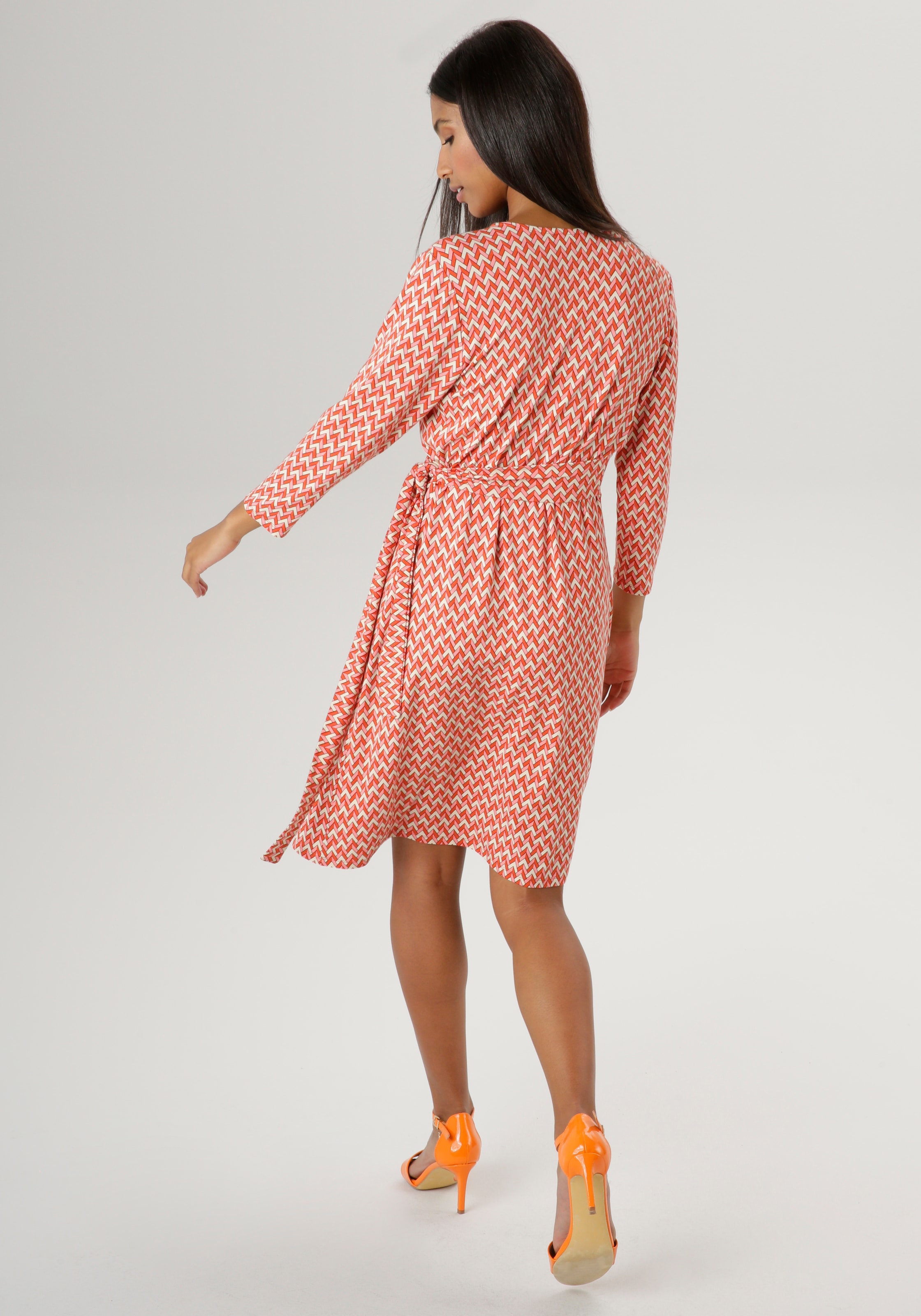 Aniston SELECTED Jerseykleid, NEUE Bindedetail seitlichem geometrischem und online KOLLEKTION bestellen Muster mit -
