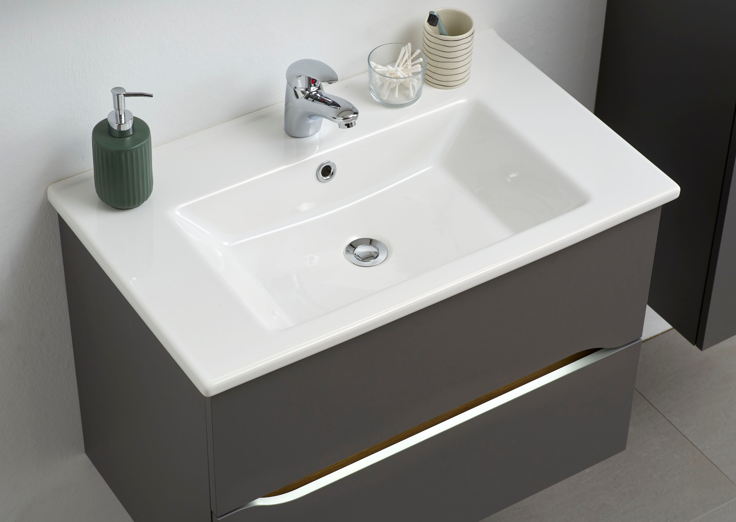 Saphir Badmöbel-Set »Quickset 3-teilig, Keramik-Waschtisch und LED-Spiegelschrank«, (5 St.), mit Midischrank, 2 Türen, 1 Nische, 2 Schubladen, inkl. Türdämpfer