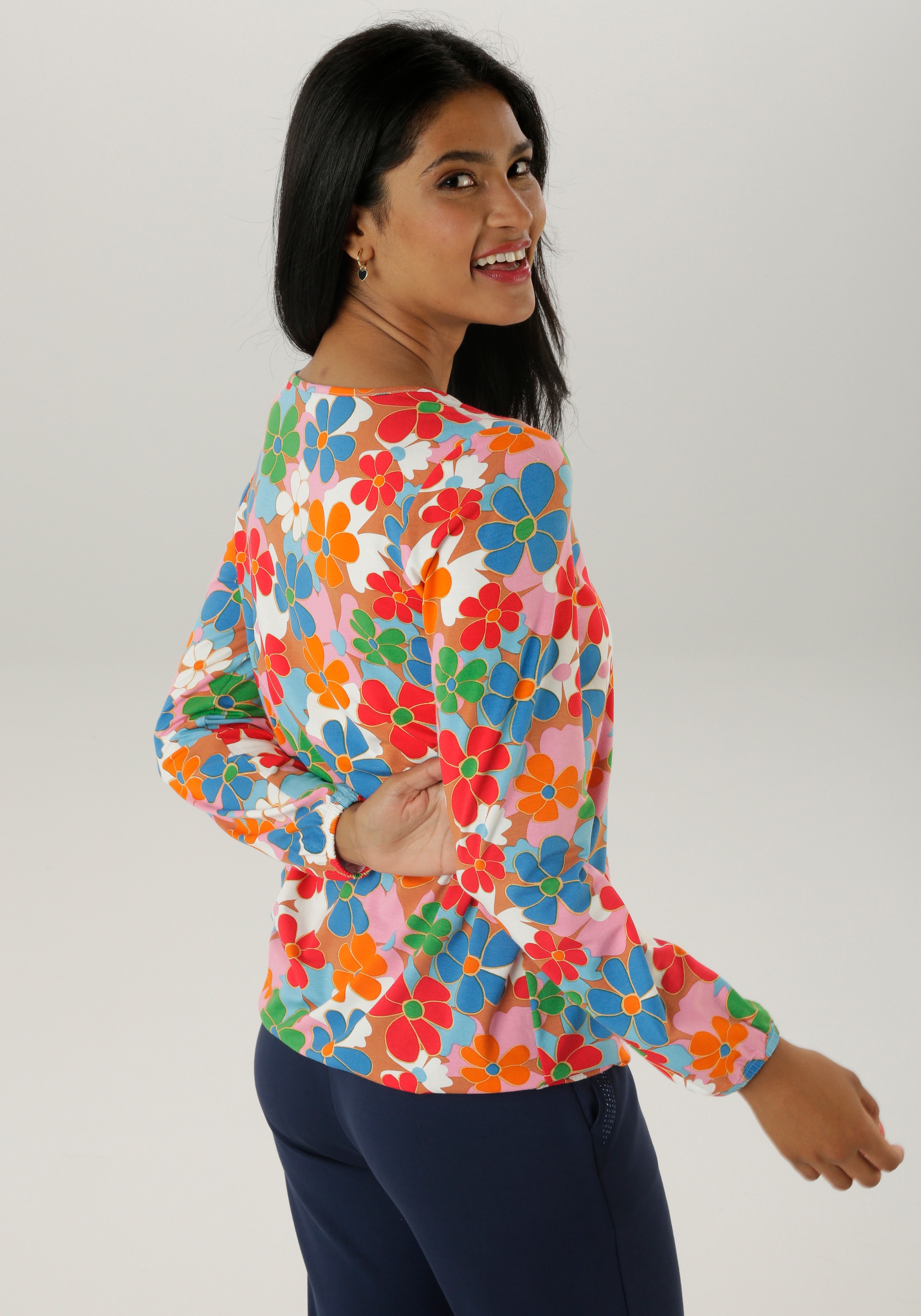 Aniston SELECTED Langarmshirt, mit Cut-out und farbenfrohem Blütendruck