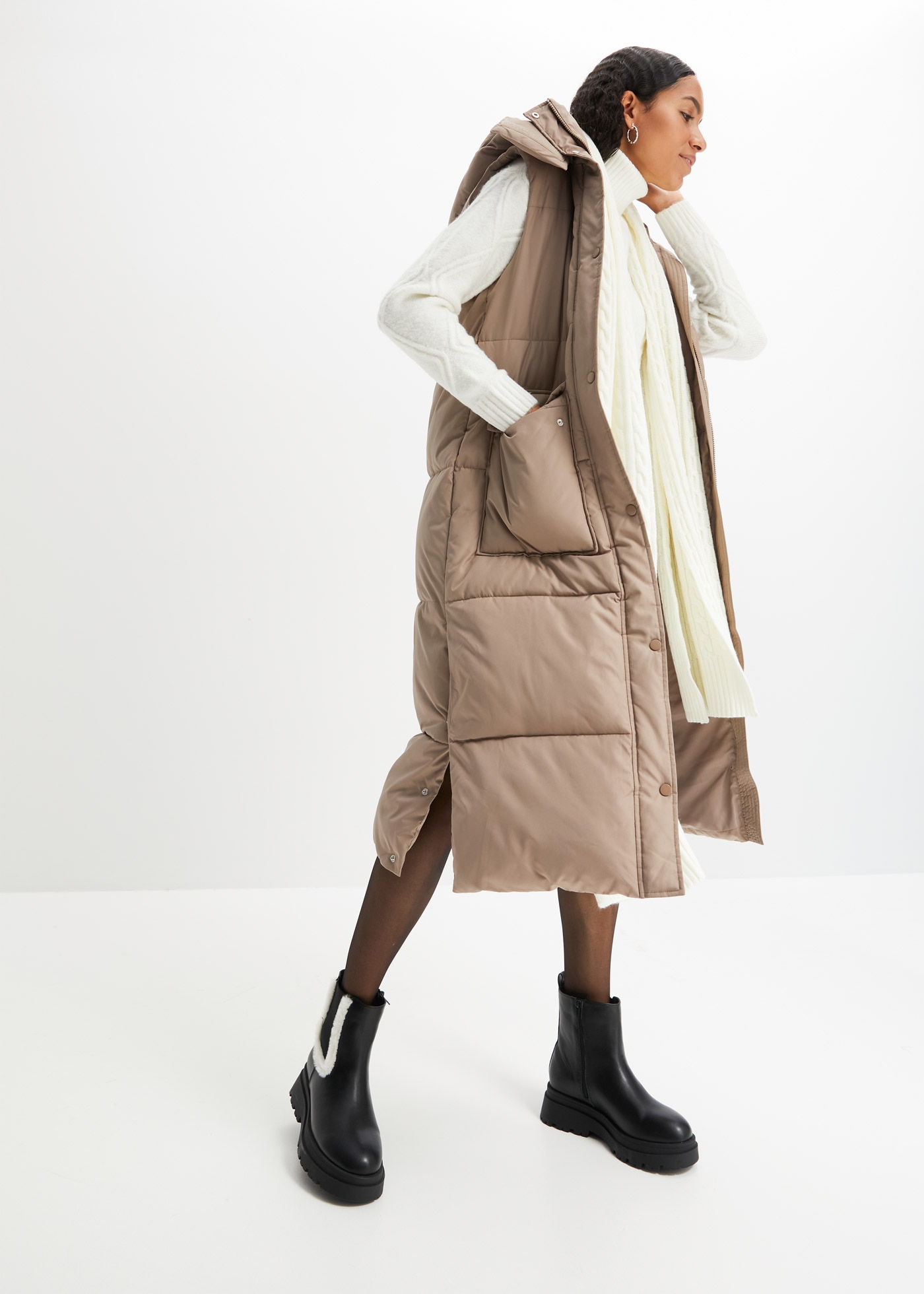 bonprix Longweste »Wattierte Steppweste mit abnehmbarer Kapuze« mit aufgesetzten Taschen, mit abnehmbarer Kapuze, Oversize-Passform