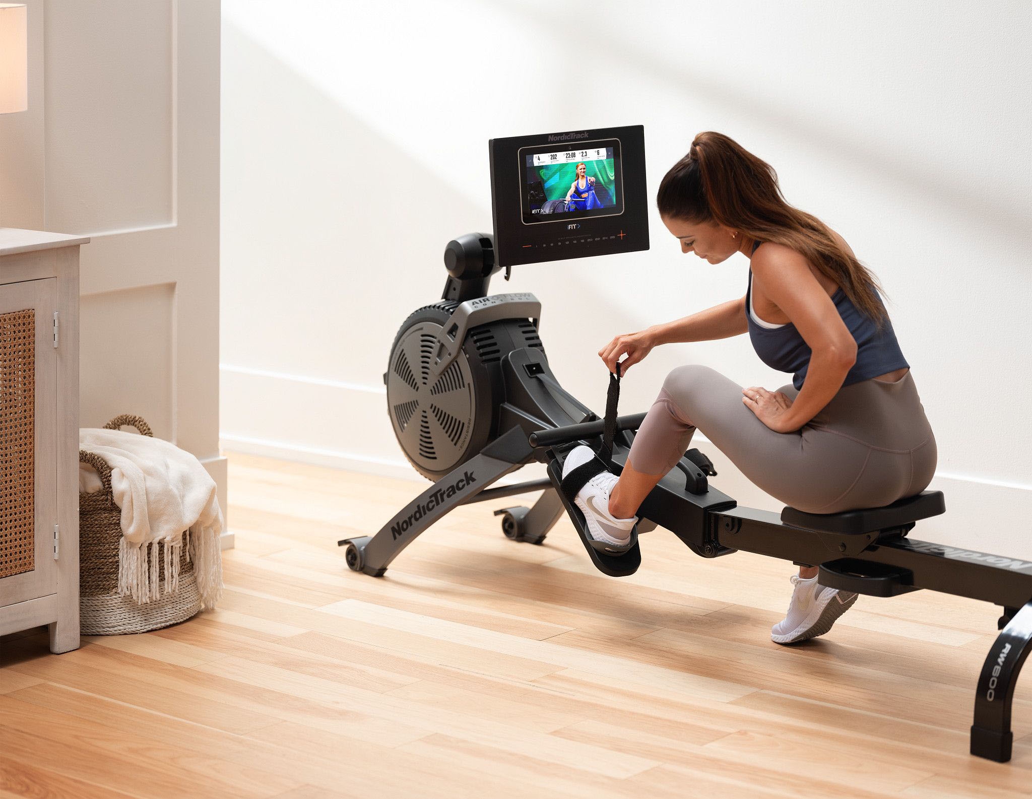 NordicTrack Rudergerät »NordicTrack RW600«, (iFIT-fähiger Rower mit schwenkbarem 7'' Touchscreen), Rudermaschine, 26 Widerstandsstufen, Magnetbremssystem