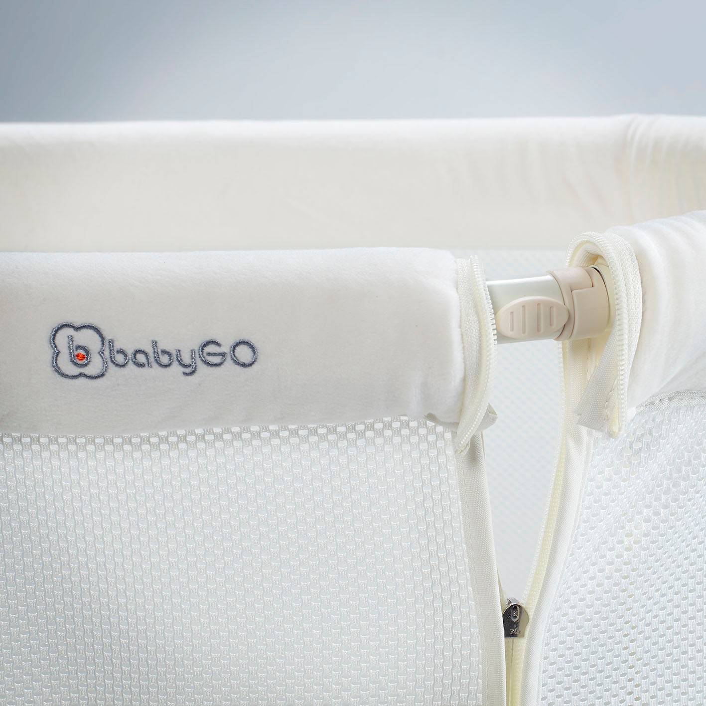 BabyGo Beistellbett »SidebySide, weiß/beige«, mit Schaukelfunktion