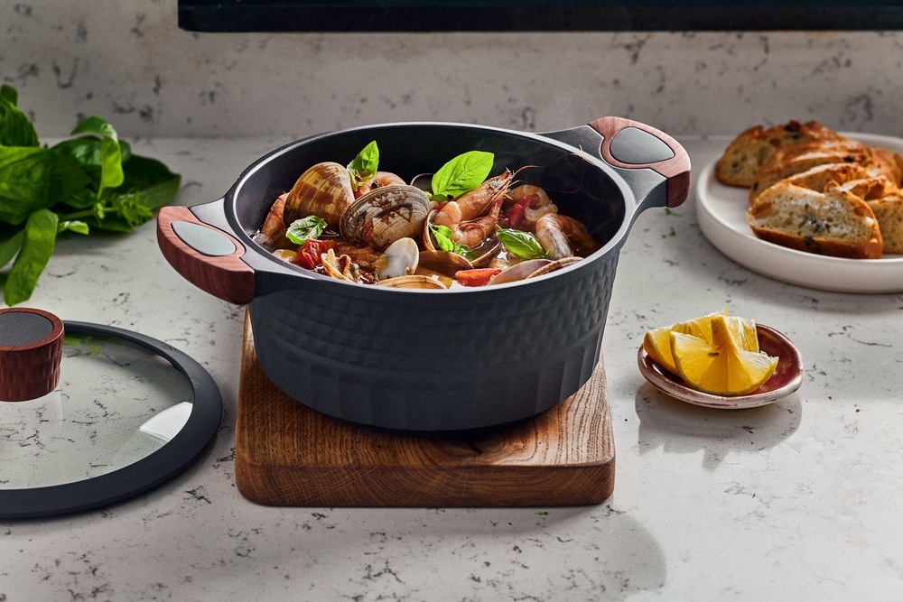 RESTO Kitchenware Topf-Set »Capella mit Deckel, antihaftbeschichtet und spülmaschinenfest«, Aluminiumguss, (Set, 6 tlg., 1x Stielkasserolle Ø 16 cm, je 1x Bratentopf Ø 24 cm + Ø 28 cm), Für alle Herdarten geeignet, auch Induktion, im Geschenkkarton