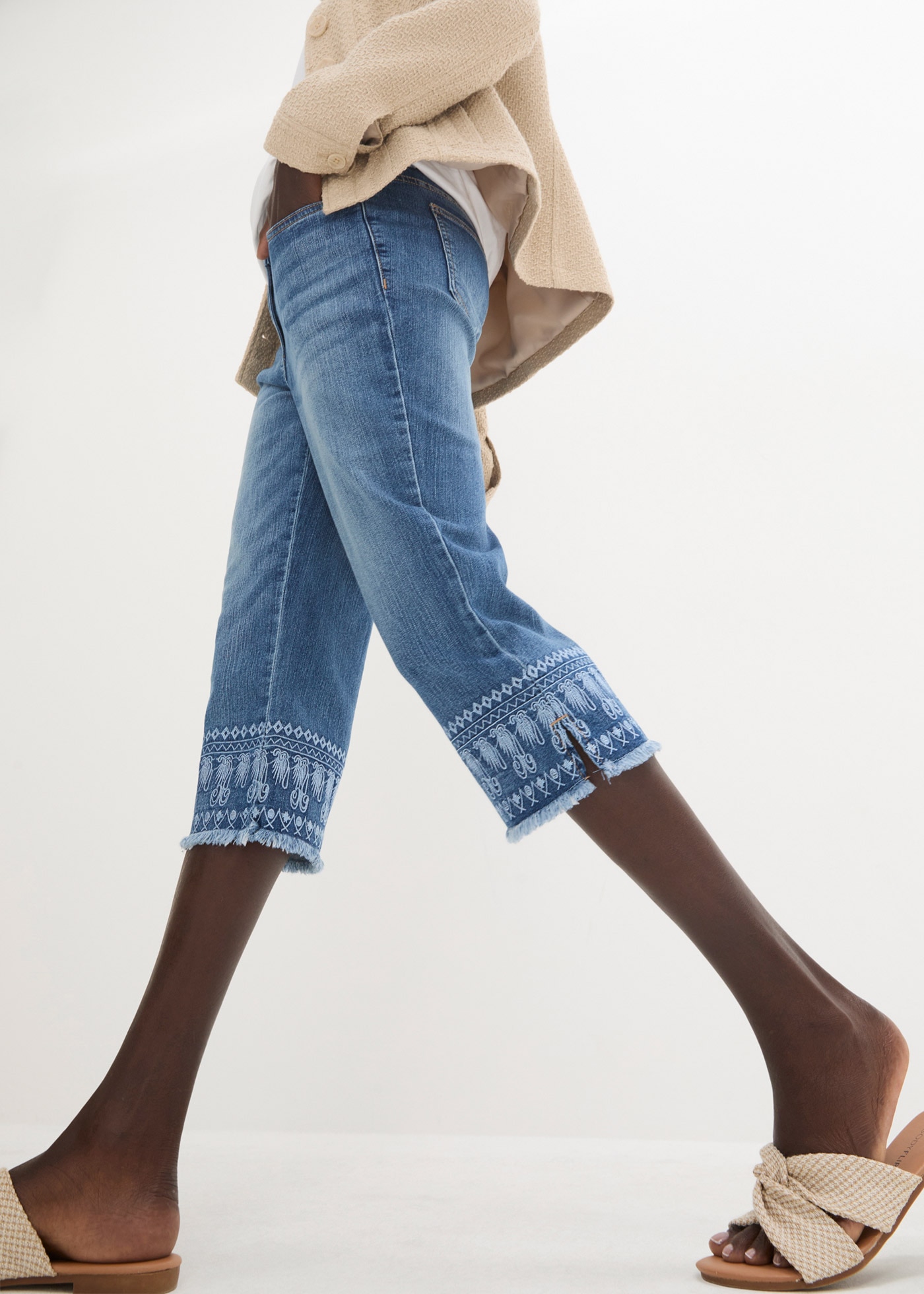 bonprix Caprijeans Slim Fit Passform, Capri-Länge, mit Stickerei