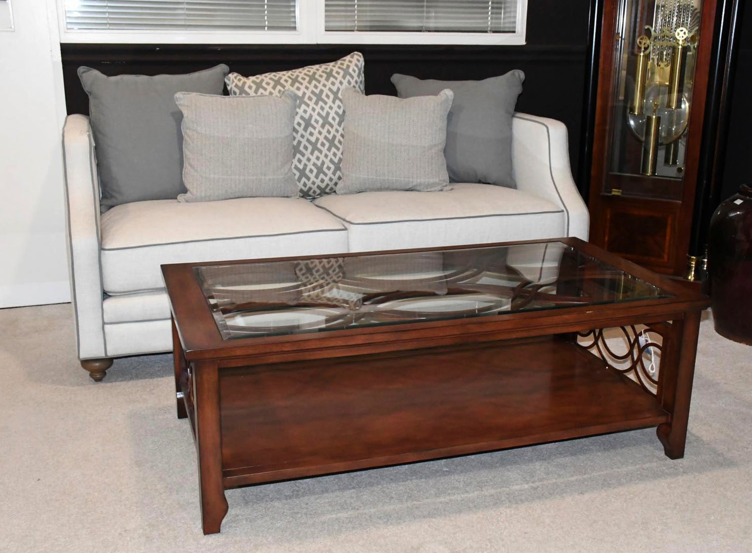 Leonique Couchtisch »Brayden«, Couchtisch Nussbaum, braun, edel, Ablageboden, Glasplatte, 132x71x46