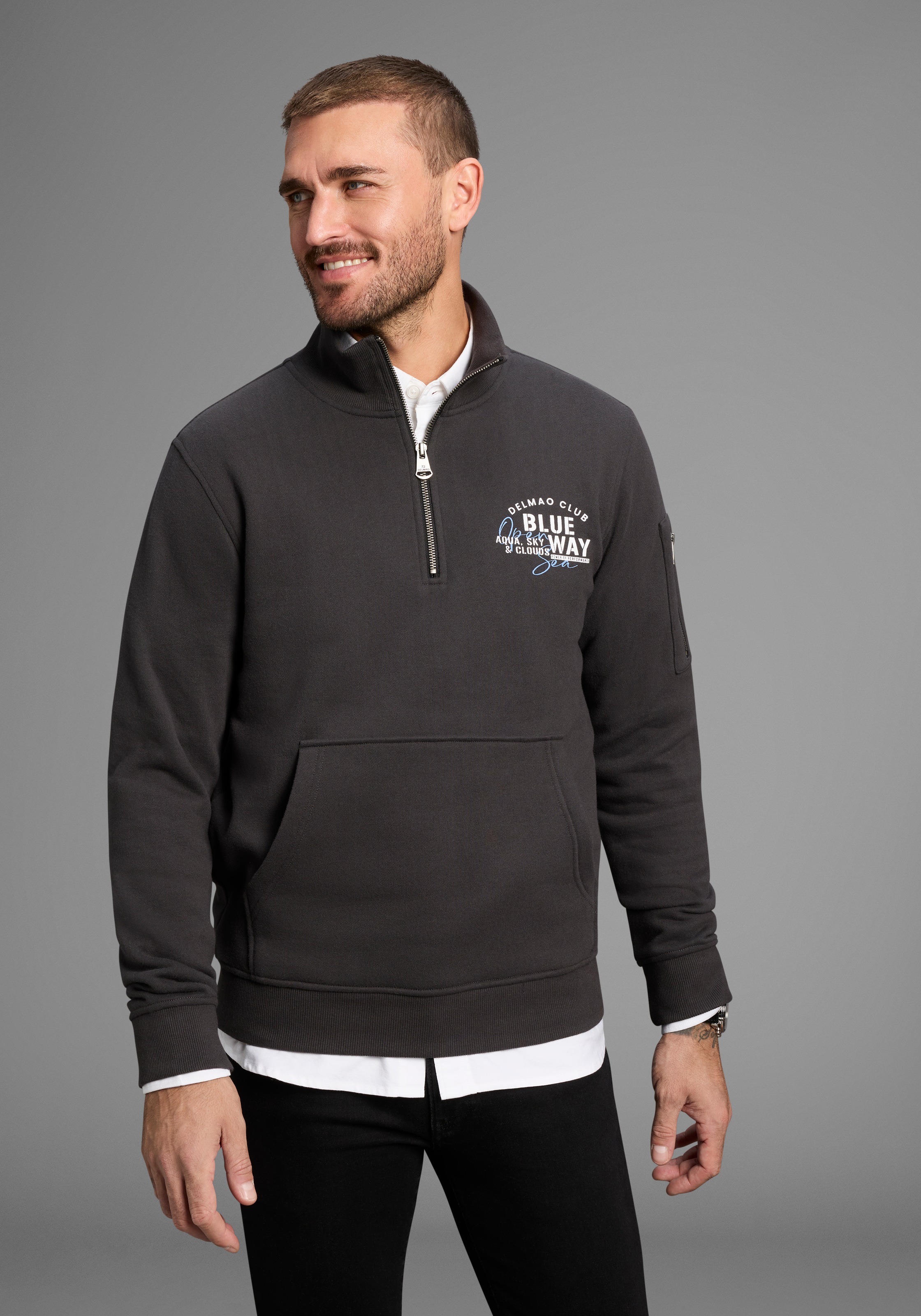 DELMAO Sweatshirt »Troyer«, mit moderner Ärmeltasche

