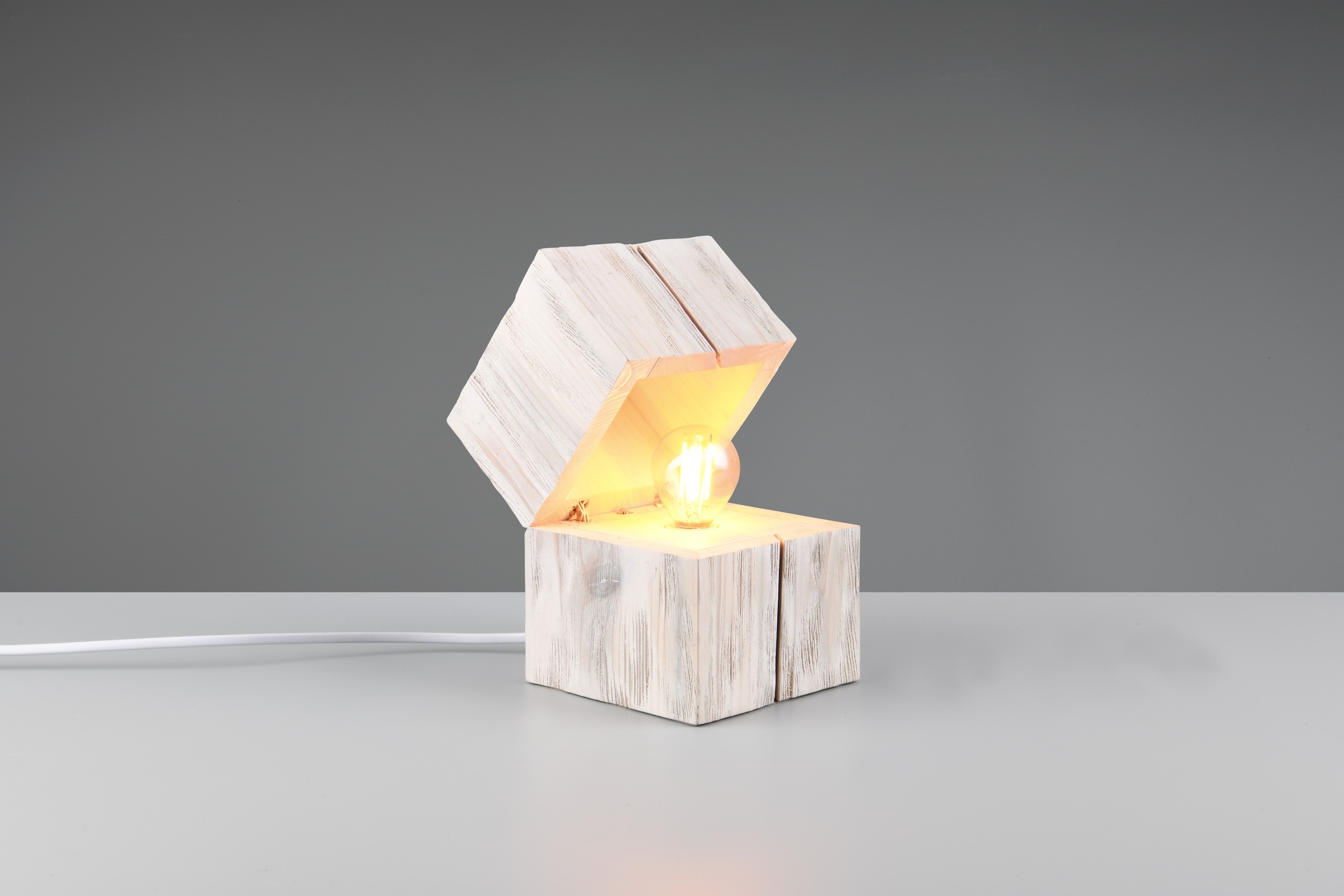 TRIO Leuchten Schreibtischlampe »TREASURE, Deko Tischleuchte Schatzkiste inkl 1xE14 LED 225 Lumen 2700K«, 1 flammig, Leuchtmittel E14 | Leuchtmittel wechselbar, Licht startet bei öffnen der Box, Schnurschalter, Naturholz Tischlampe