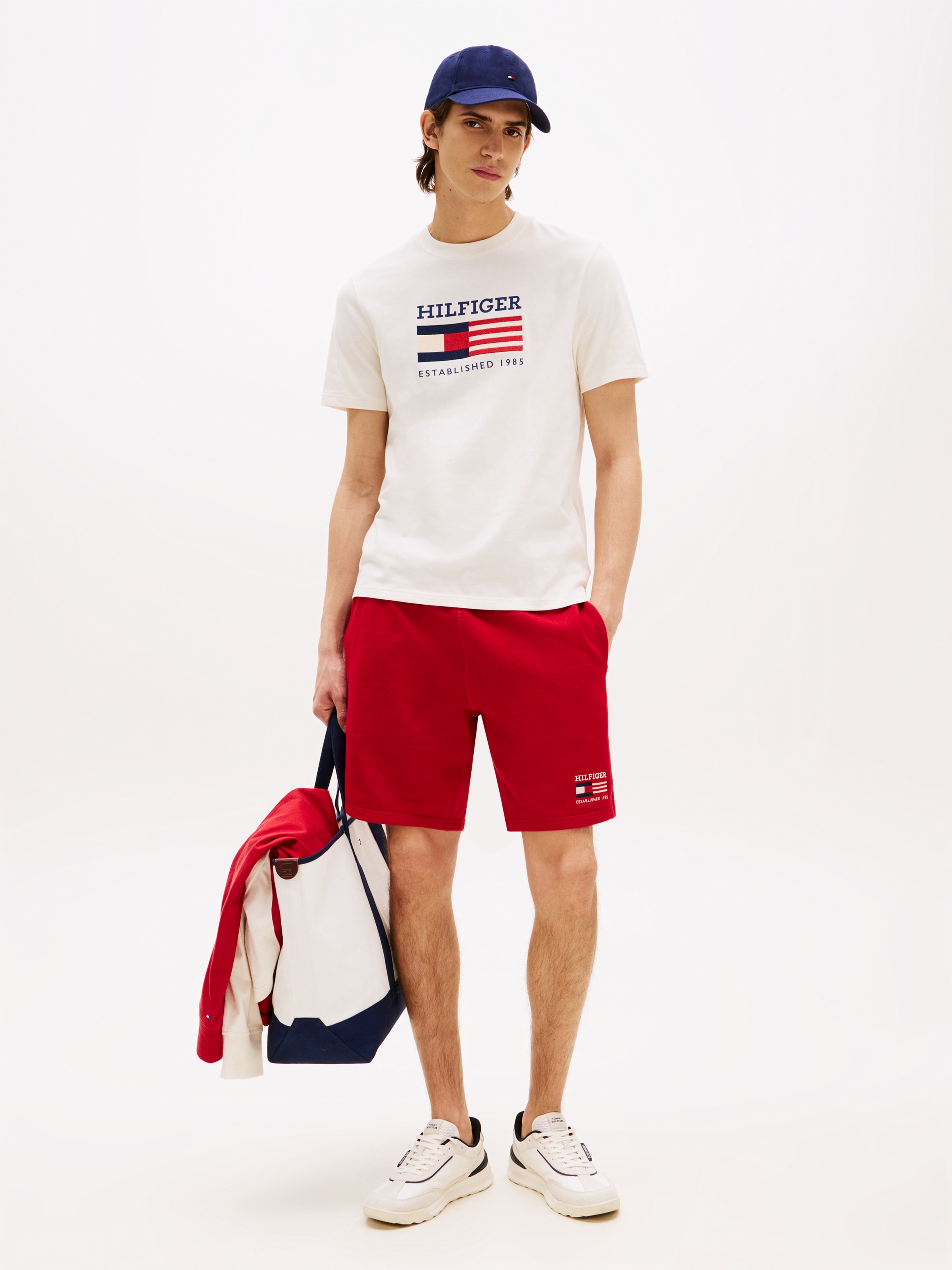 Tommy Hilfiger T-Shirt »AMERICANA MONOTYPE FLAG BOX TEE«, Mit markanter Stickerei