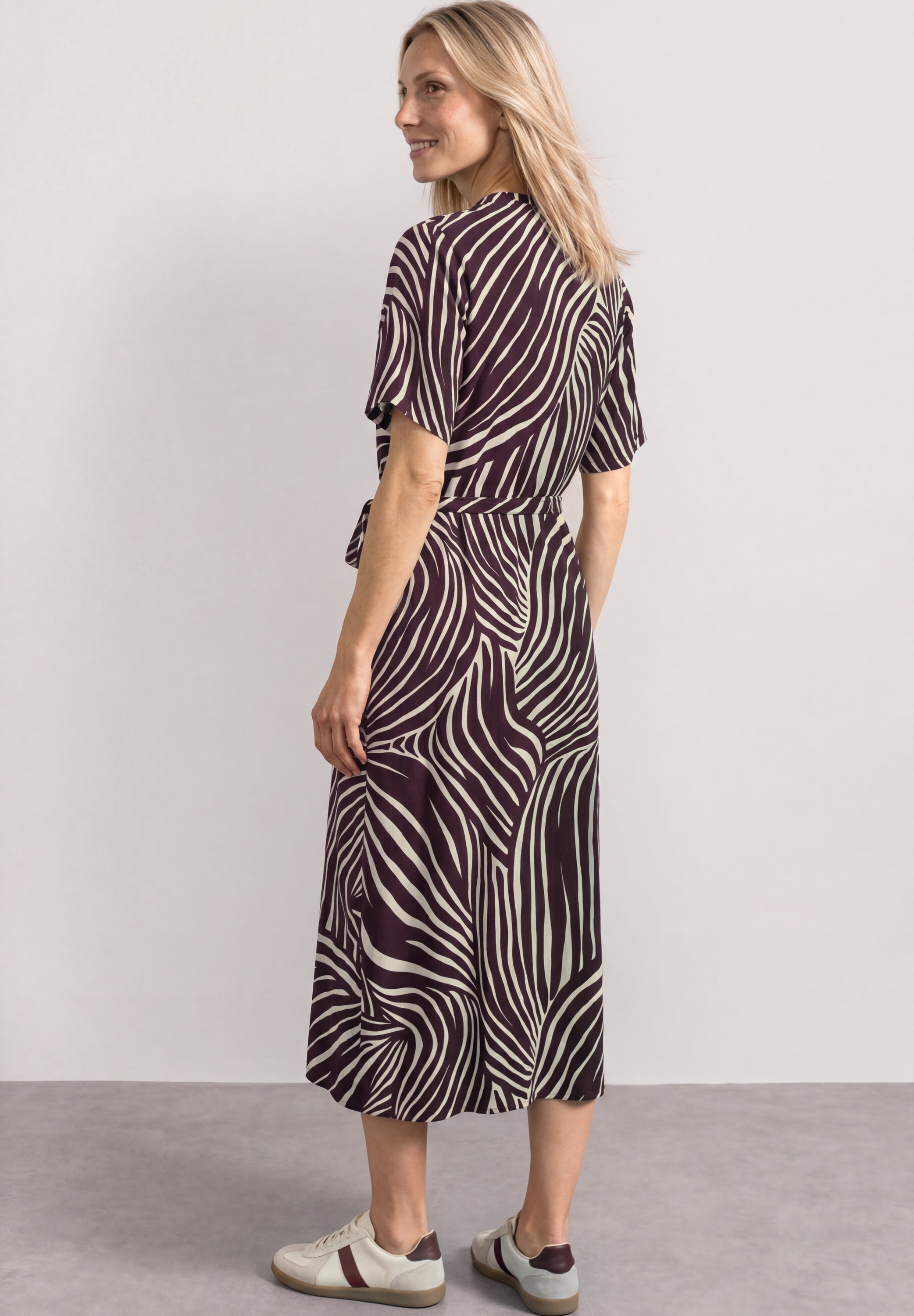 STREET ONE Druckkleid Ohne Taschen Sommerkleid mit V-Neck und Allover-Print