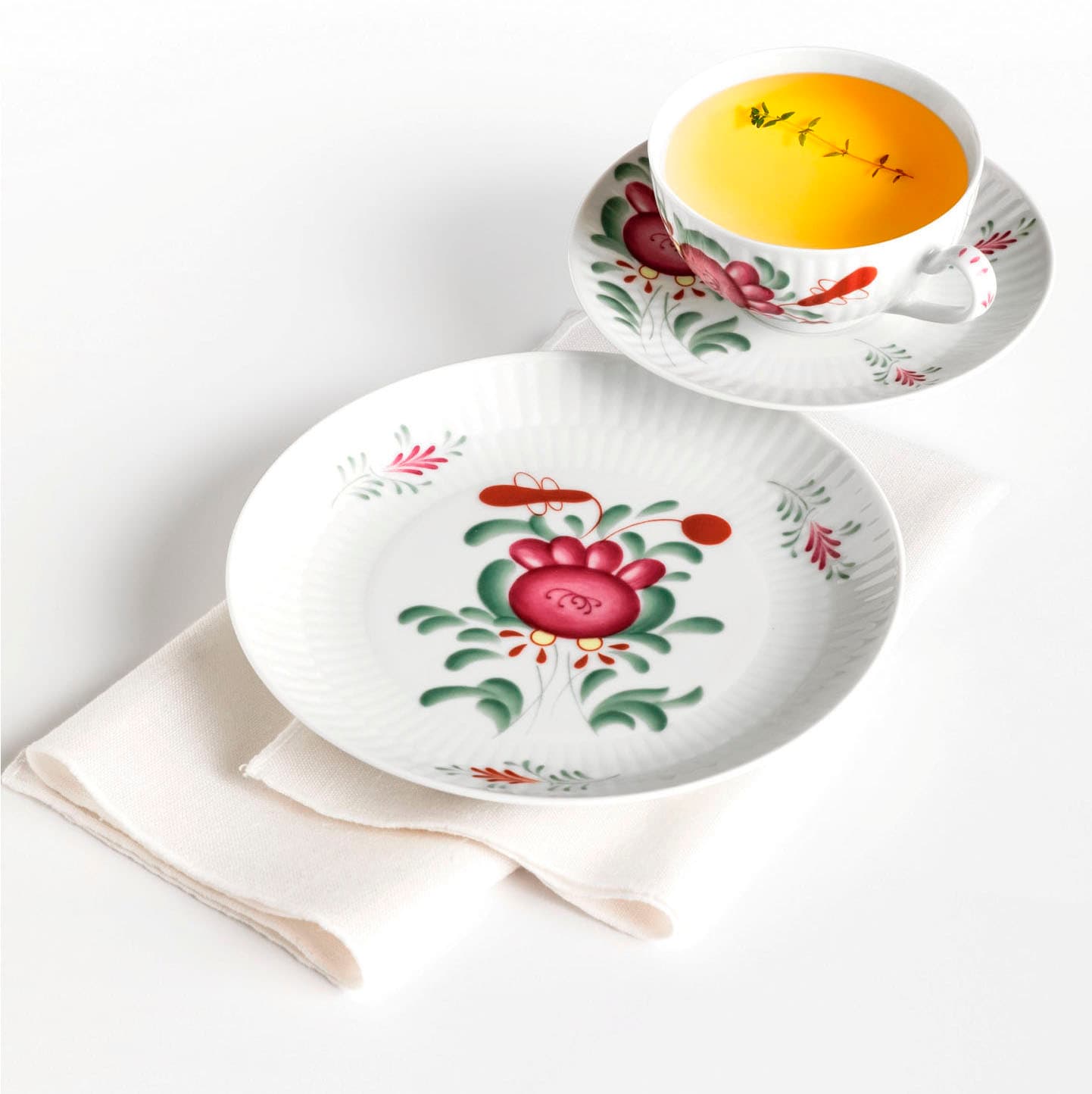 Seltmann Weiden Teeservice »Geschirr-Set, 18 Teile, Amina Ostfiesenrose, klein«, (Set, 18 tlg., 6x Teeobertasse, 6x Kombi-Untertasse, 6x Brotteller), Stäbchenrelief, die Ostfriesenrose, Blütenmotiv