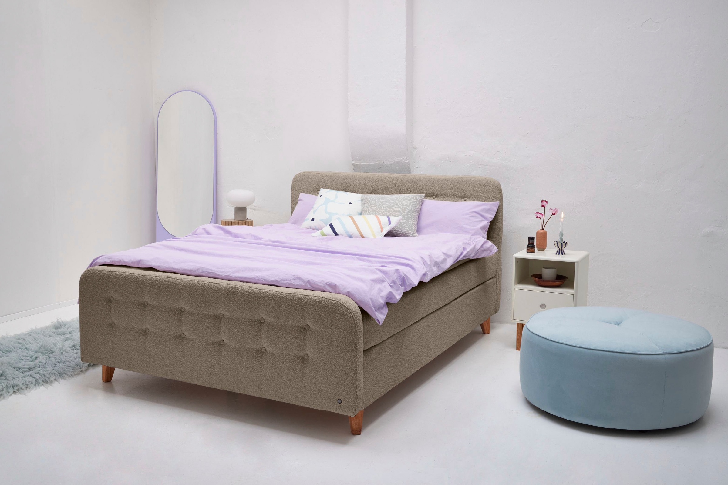 Bild von TOM TAILOR Boxspringbett »NORDIC BOX«, mit Knopfheftung, in weichem Bouclé-Stoff, Füße in Buche natur