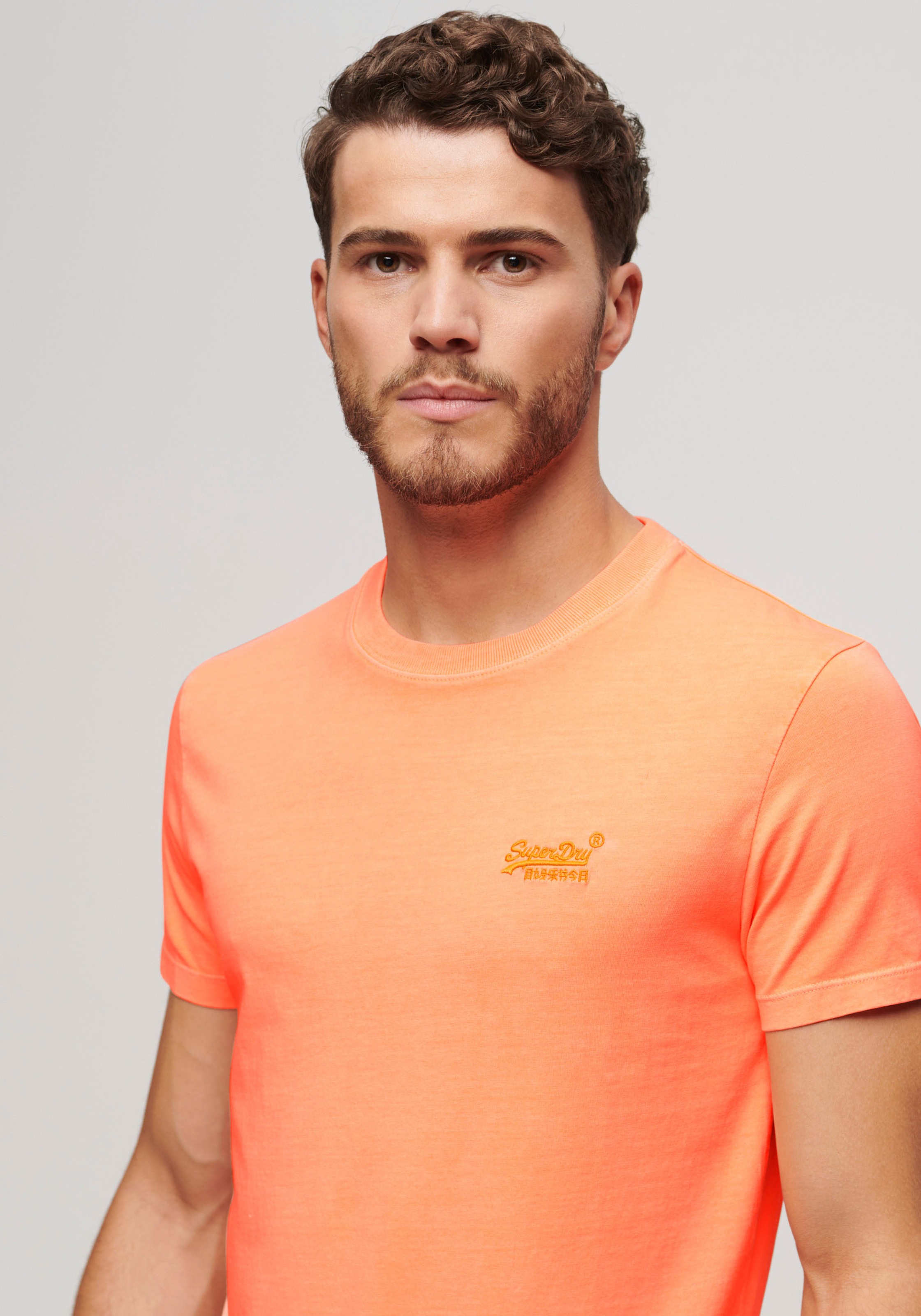 Superdry Rundhalsshirt »ESSENTIAL LOGO EMB NEON TEE« aus Baumwolle und Single Jersey, normale Passform, ohne Kragen