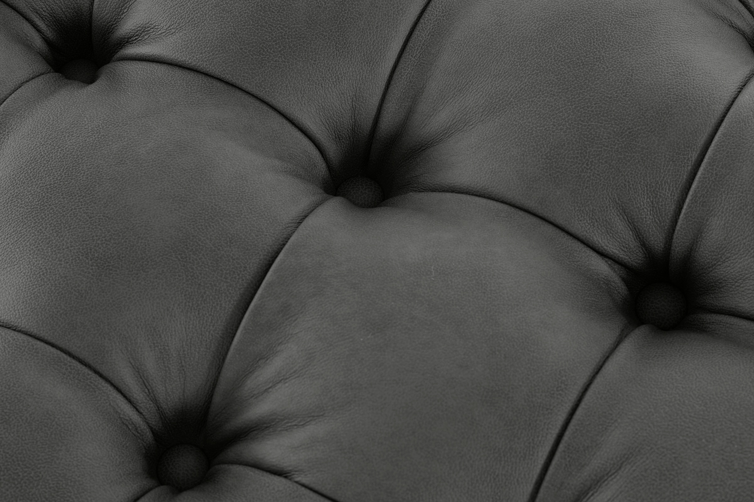 Guido Maria Kretschmer Home&Living Polsterhocker »Kalina«, mit klassischer Chesterfield-Knopfheftung, passend zur Serie "Kalina"