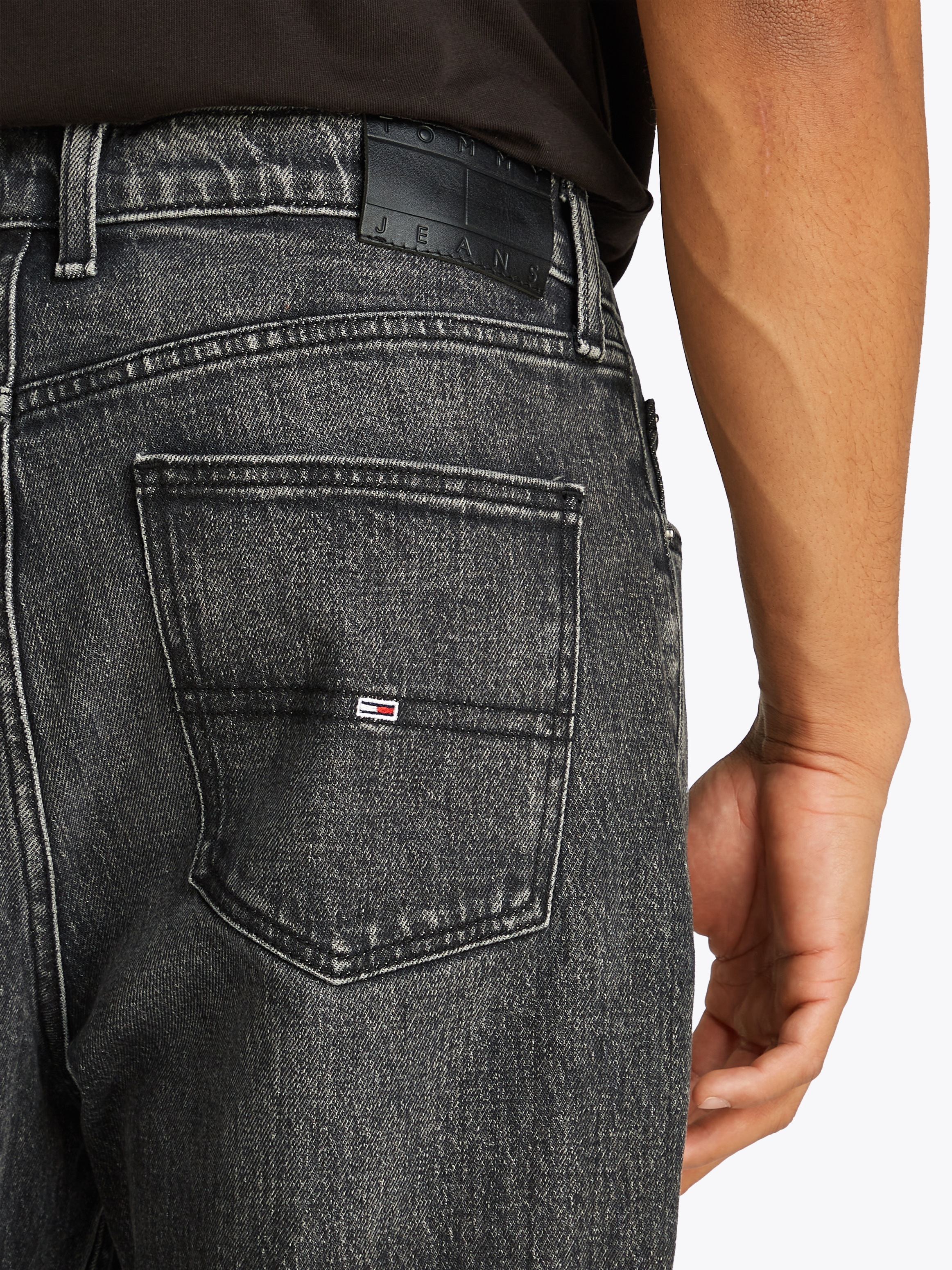 Tommy Jeans Gerade Jeans »Isaac Relaxed Tapered«, Mit Gürtelschlaufen