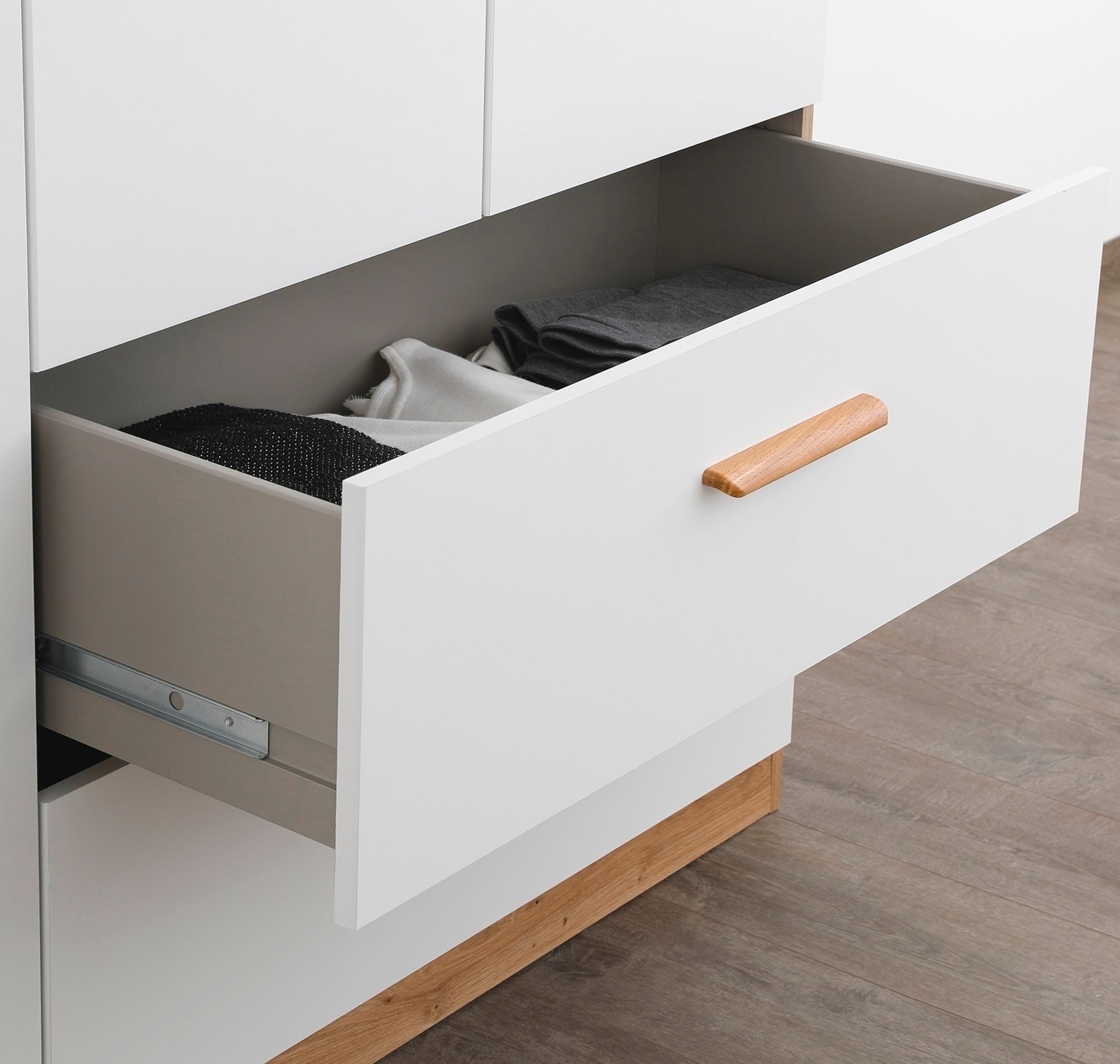 rauch Kleiderschrank »Skandi by Quadra Spin Schlafzimmerschrank«, im Landhaus-Stil mit Massivholzgriffen aus Wildeiche, mit Schubladen