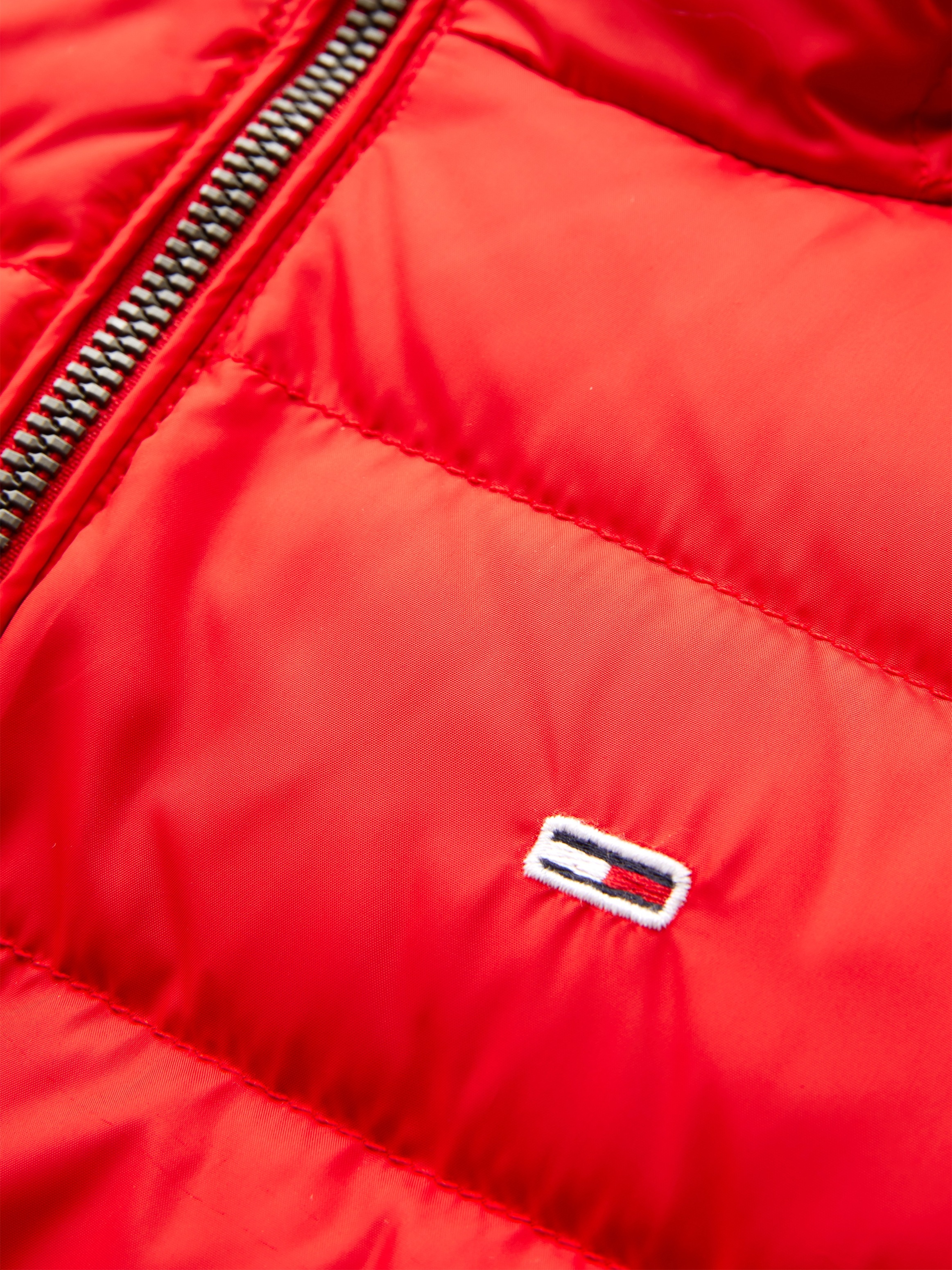Tommy Jeans Daunenjacke »BASIC HOODED DOWN JACKET«, mit Kapuze, mit Fellimitat an der Kapuze & Tommy Jeans Logo-Flag