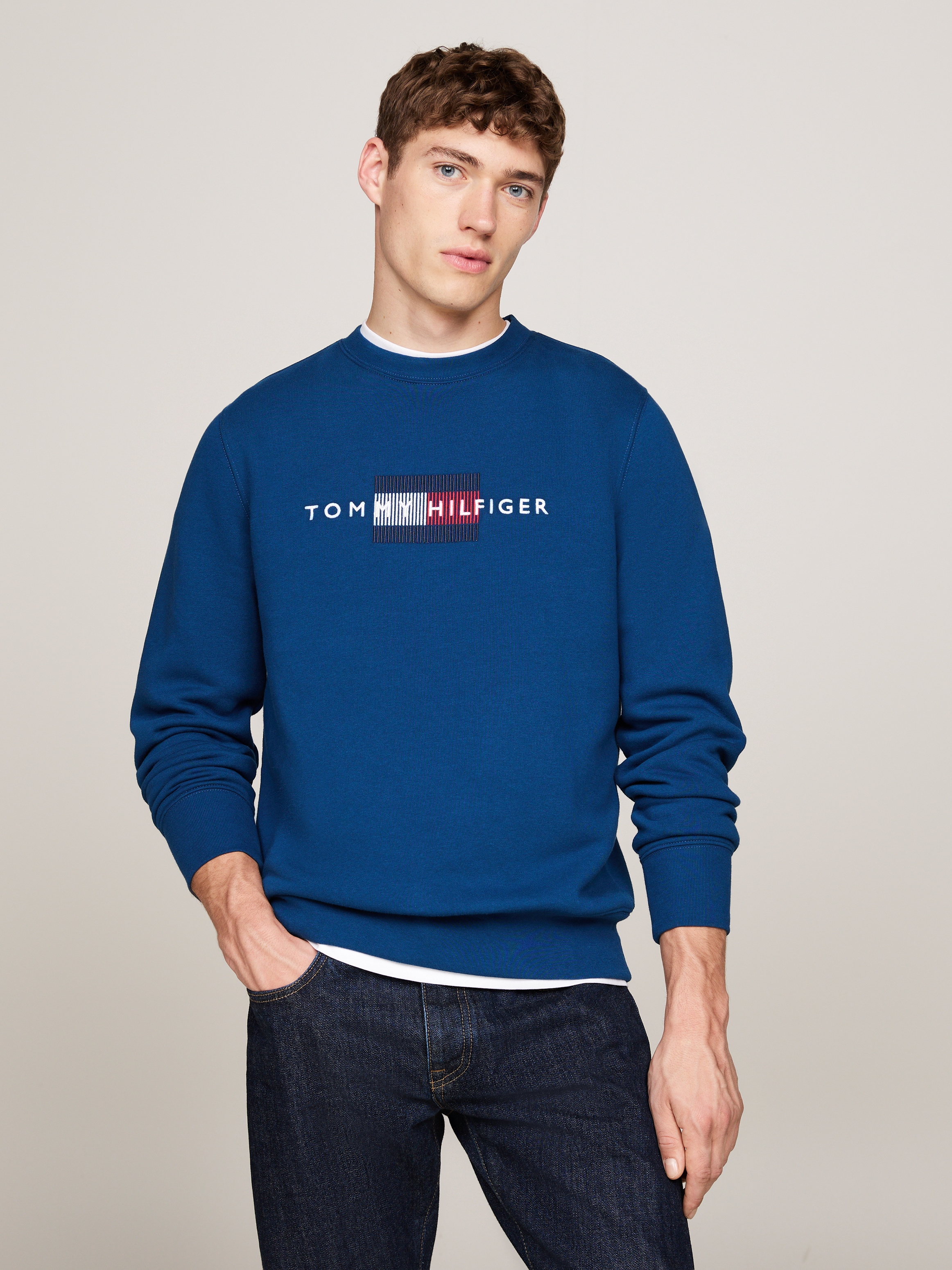 TOMMY HILFIGER Sweatshirt »HILFIGER FLAG EMBRO SWEATSHIRT«, mehrfarbige Stickerei auf der Brust