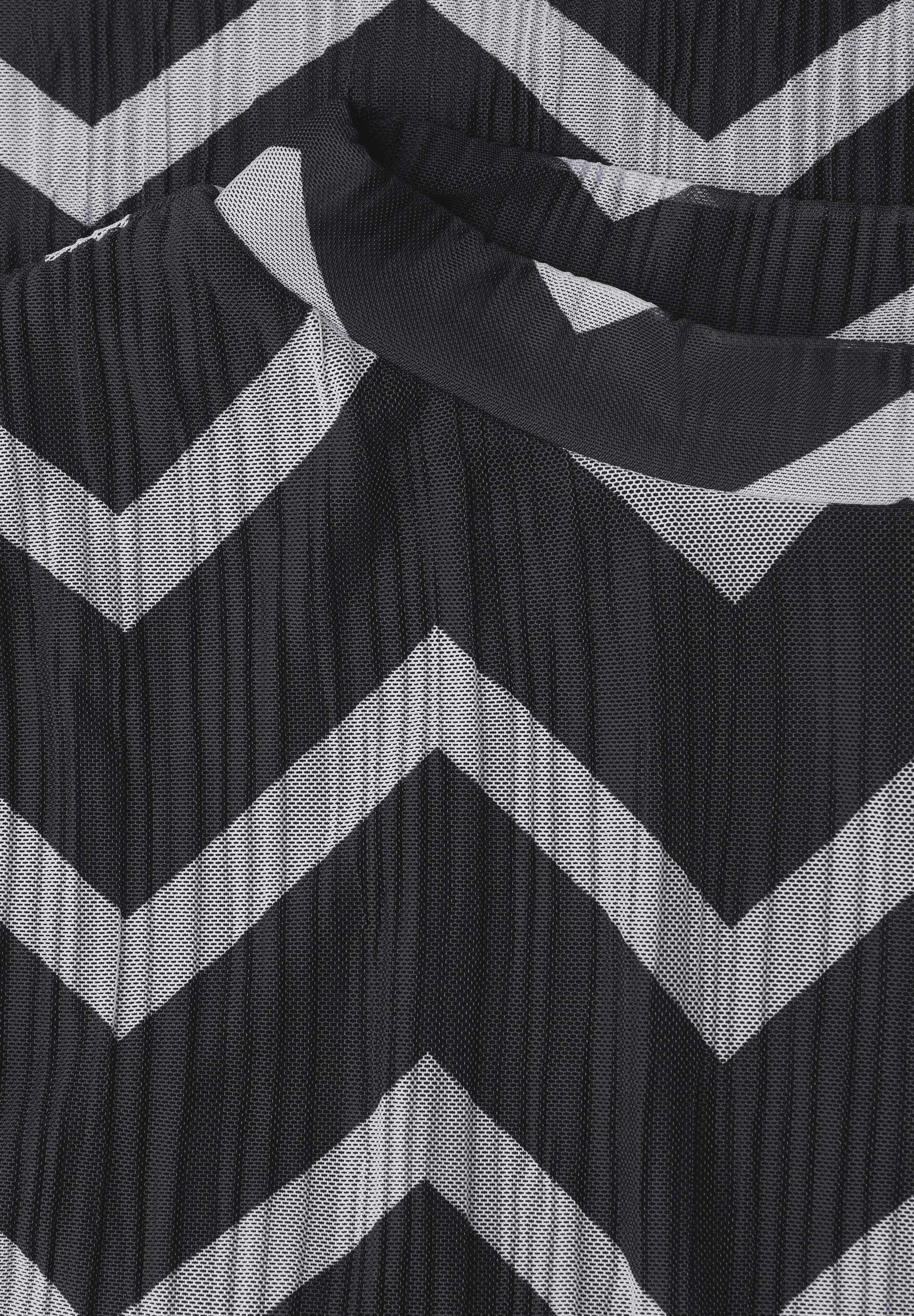 STREET ONE Midikleid Ohne Taschen mit grafischem Muster