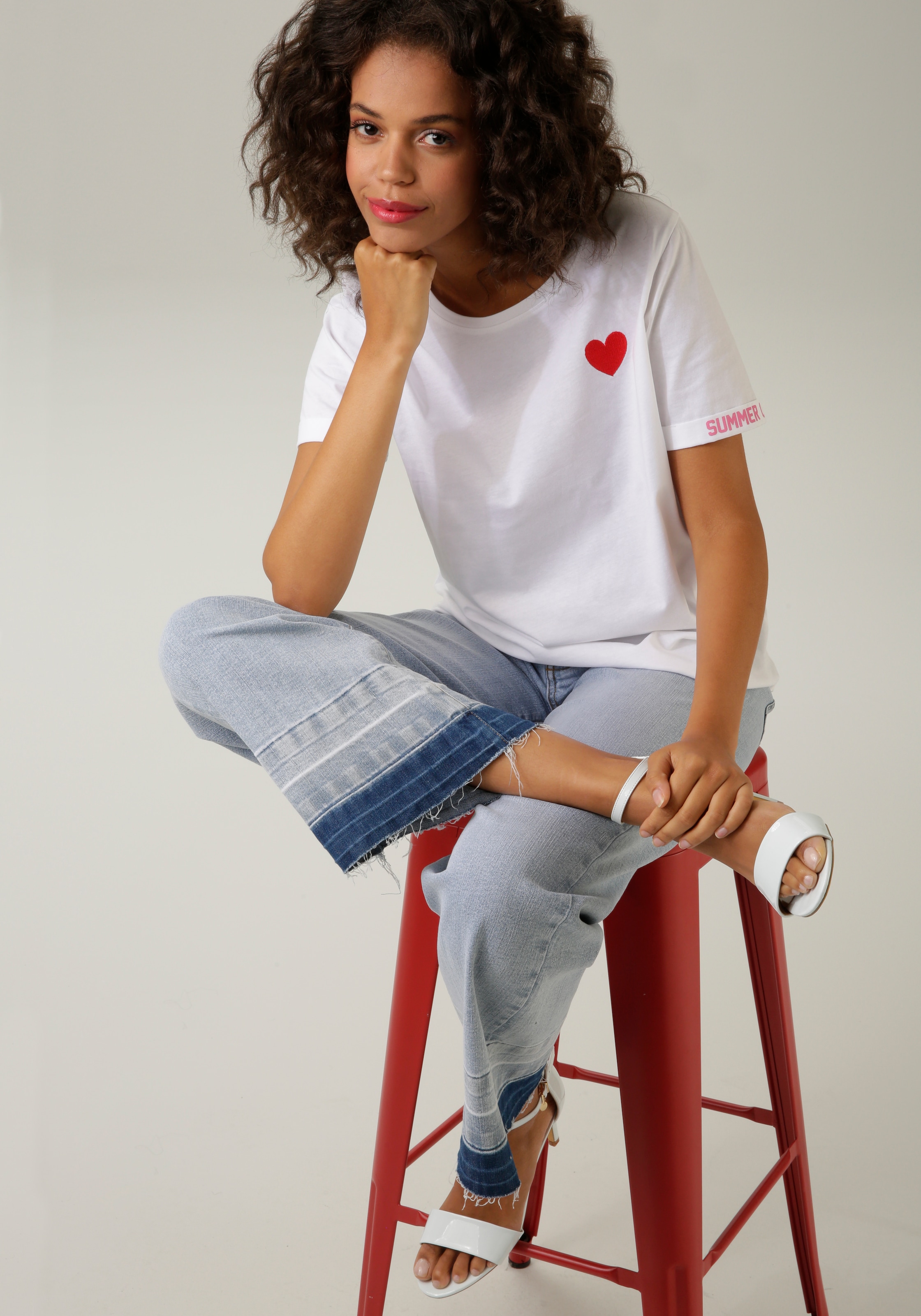 Aniston CASUAL T-Shirt mit Herz-Applikation und bedrucktem Rücken