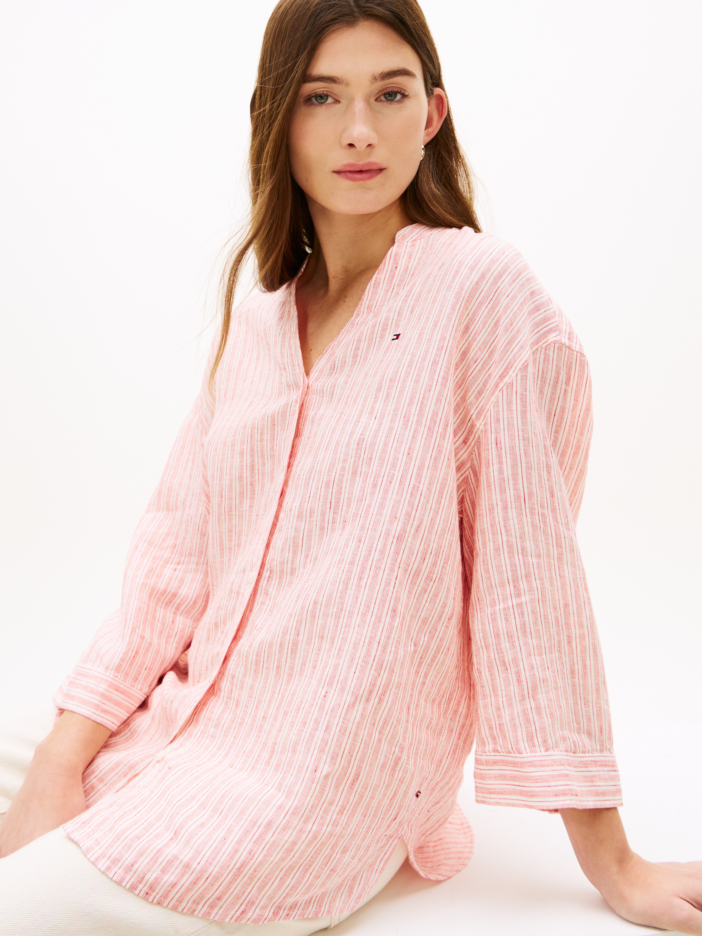 Tommy Hilfiger Shirtbluse »ESS LINEN COLLARLESS SHIRT« mit Logo-Stickerei