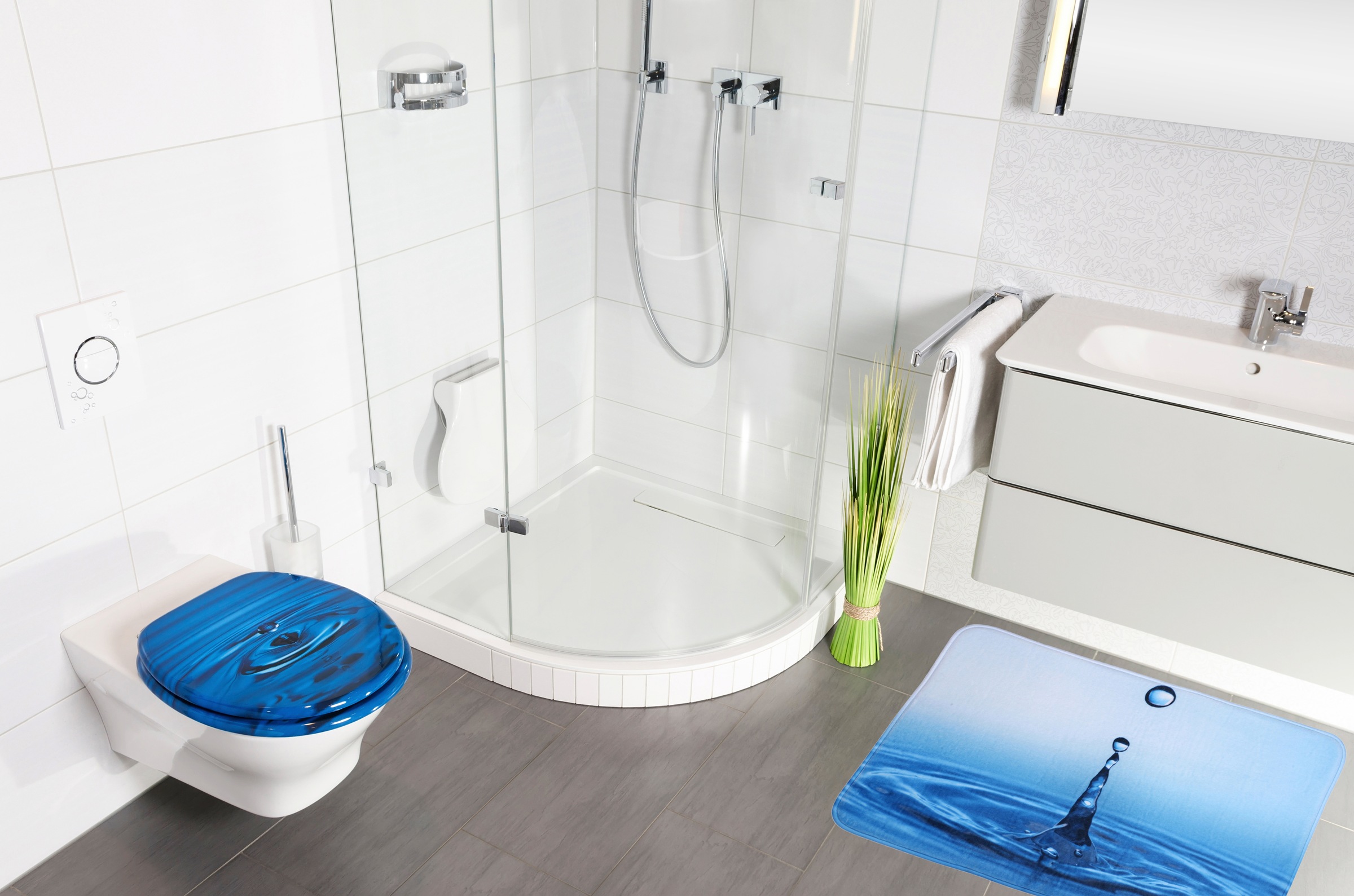 Sanilo Badaccessoire-Set »Wassertropfen«, (Komplett-Set, 3 tlg.), bestehend aus WC-Sitz, Badteppich und Waschbeckenstöpsel