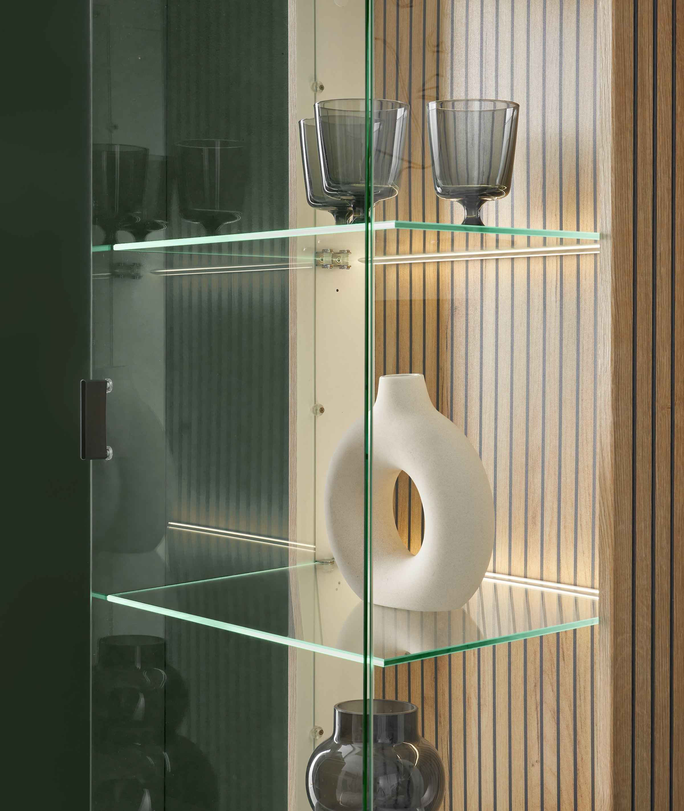 INOSIGN Vitrine »Hudson« in moderner Trendfarbe, Griffe aus Metall (Schwarz), Höhe 180 cm