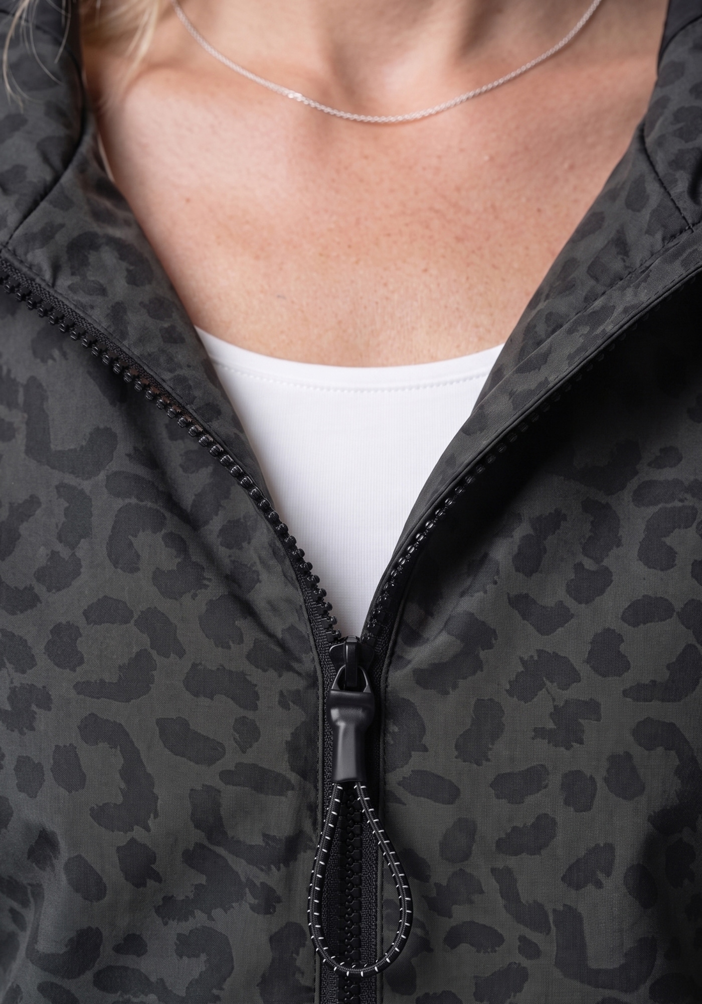 Alife & Kickin Outdoorjacke »LILOUAKB« mit Kapuze aus Polyester, wasserabweisend, normale Passform, mit Reißverschluss
