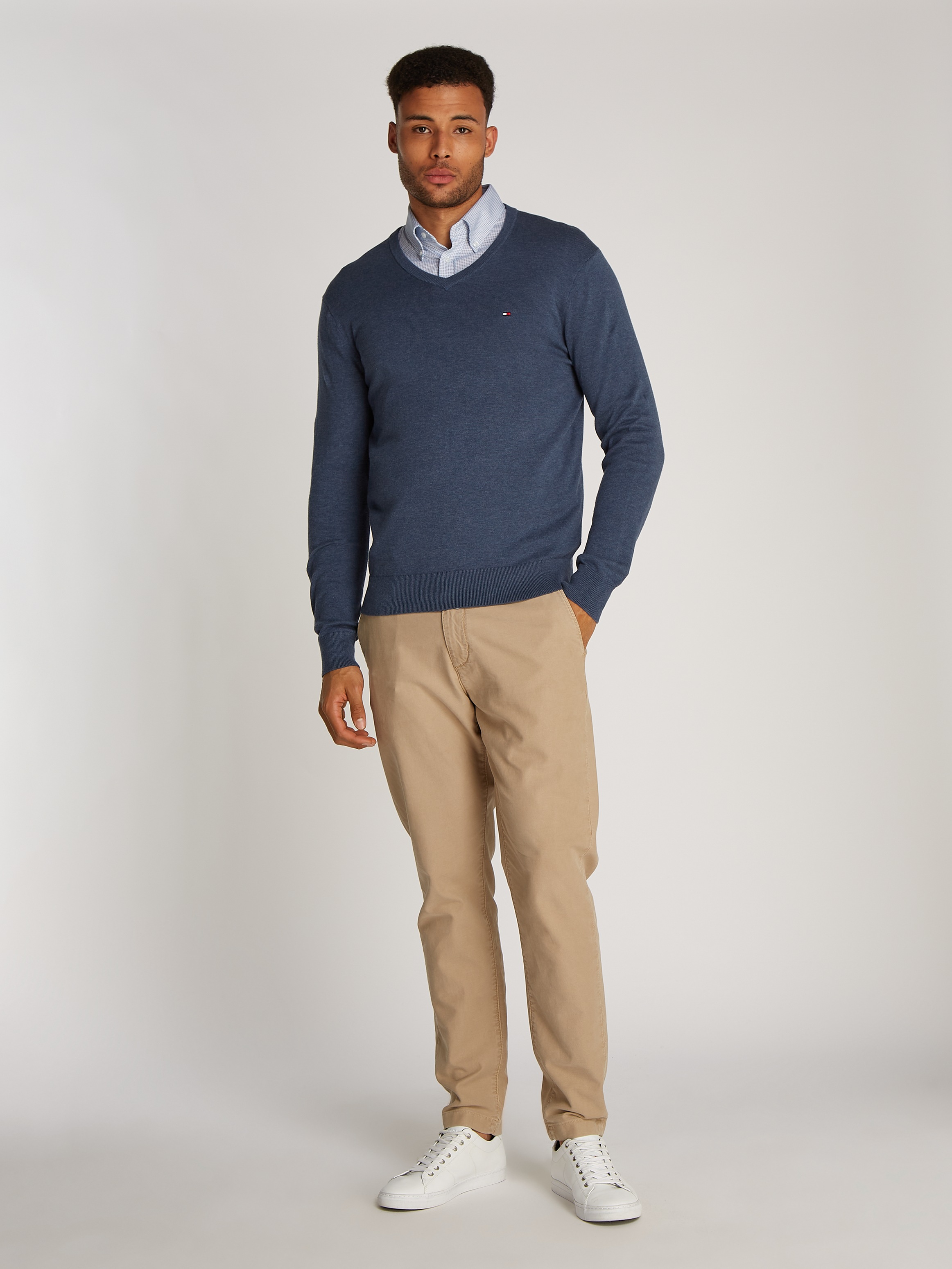 Tommy Hilfiger Strickpullover »ESSENTIAL COTTON V NECK mit V-Ausschnitt und Stickerei«, unifarben, casual, regular fit, Baumwolle, V-Ausschnitt