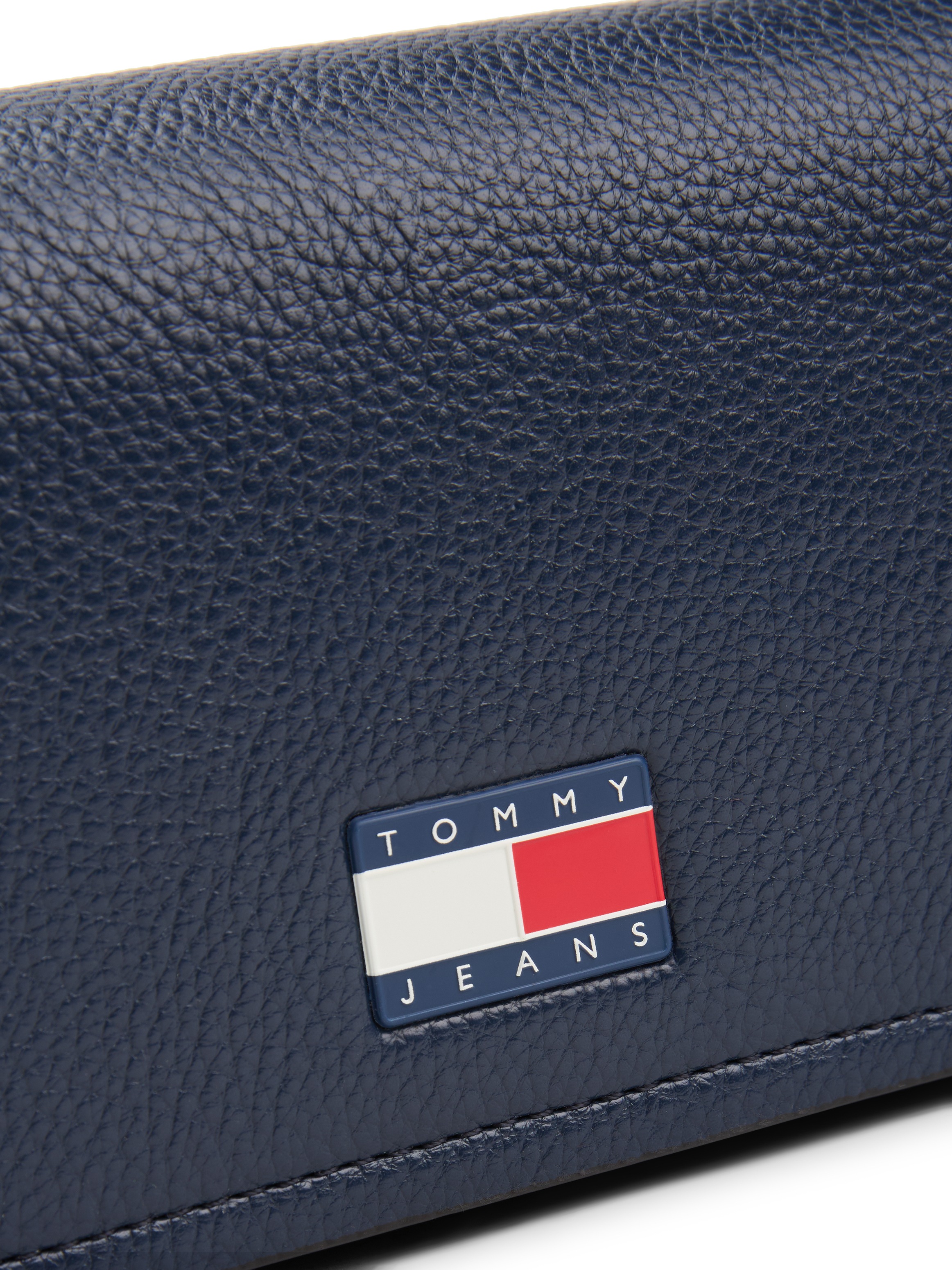 Tommy Jeans Umhängetasche »TJW MUST FLAP CROSSOVER«, Damen Schultertasche, Minibag mit Tommy-Schmuckemblem