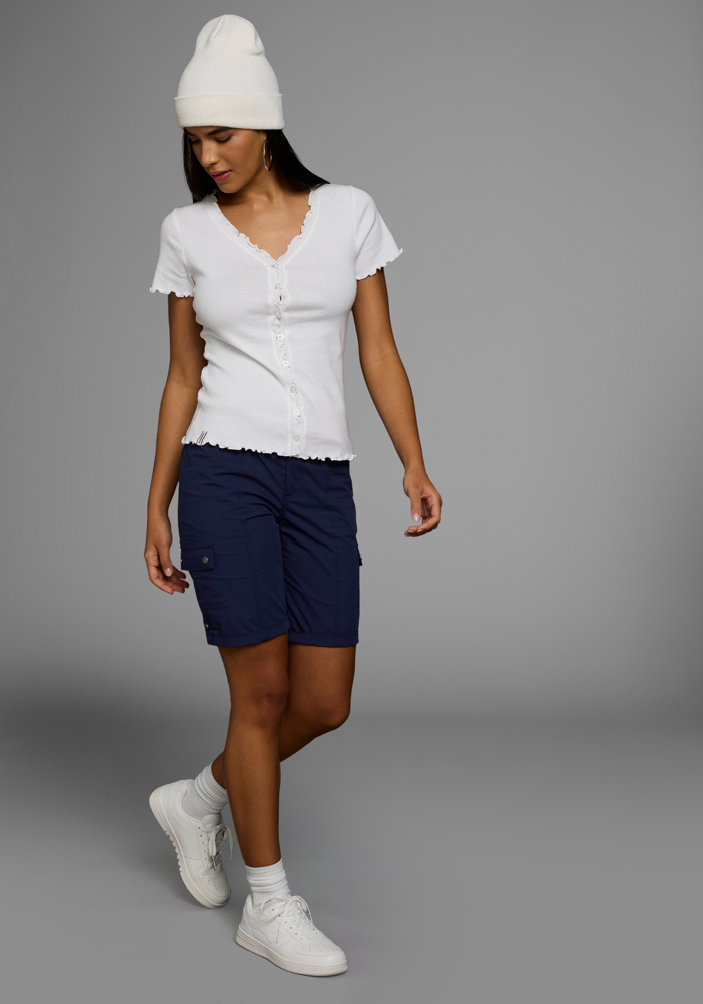KangaROOS T-Shirt, mit Knopfleiste und verspieltem Rollsaum