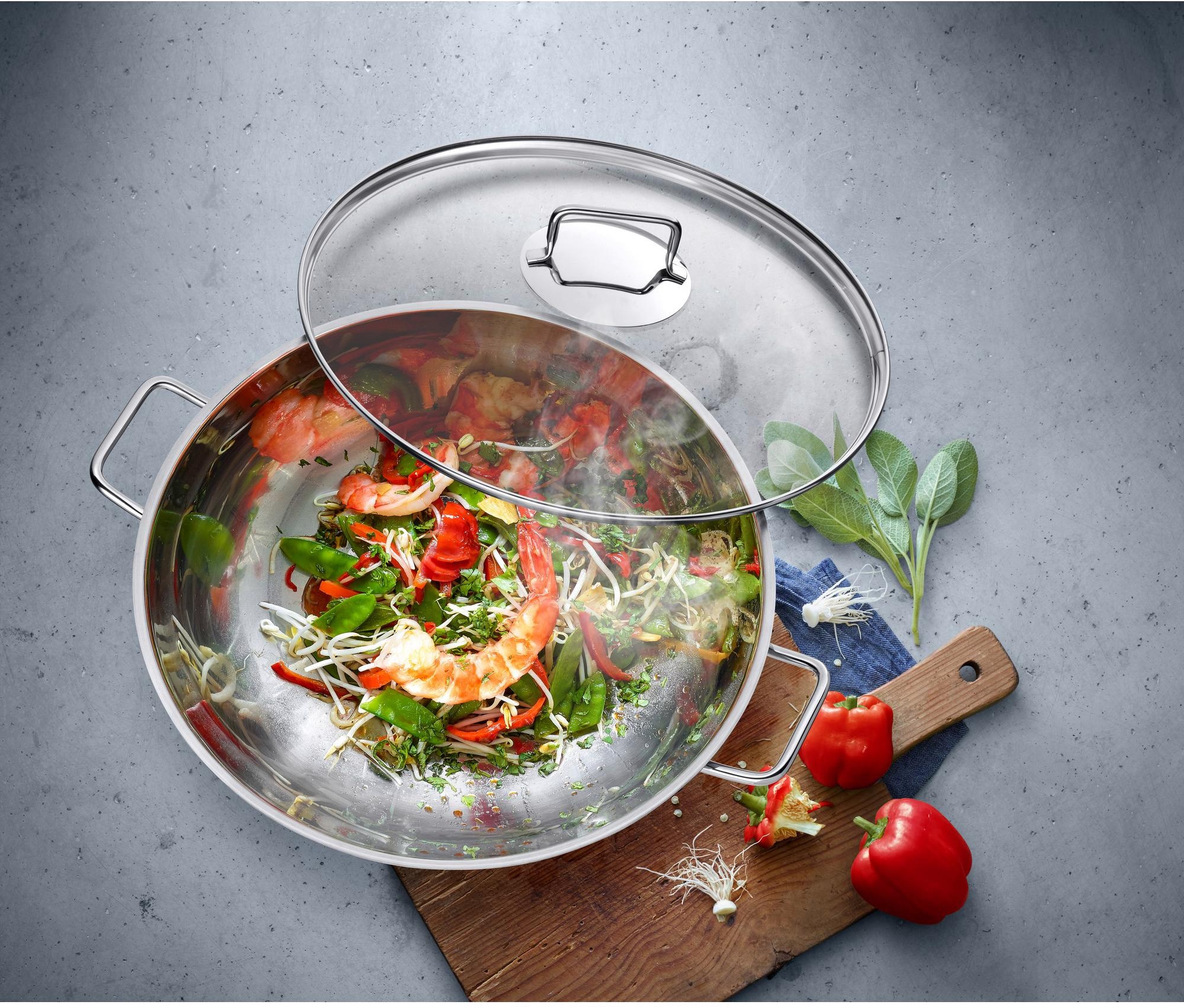 WMF Wok »Macao Wokpfanne mit Glasdeckel, Induktion«, Cromargan® Edelstahl Rostfrei 18/10, (1 tlg.), Ø 36 cm, für alle gänigen Herdarten geeignet, spülmaschinengeeignet