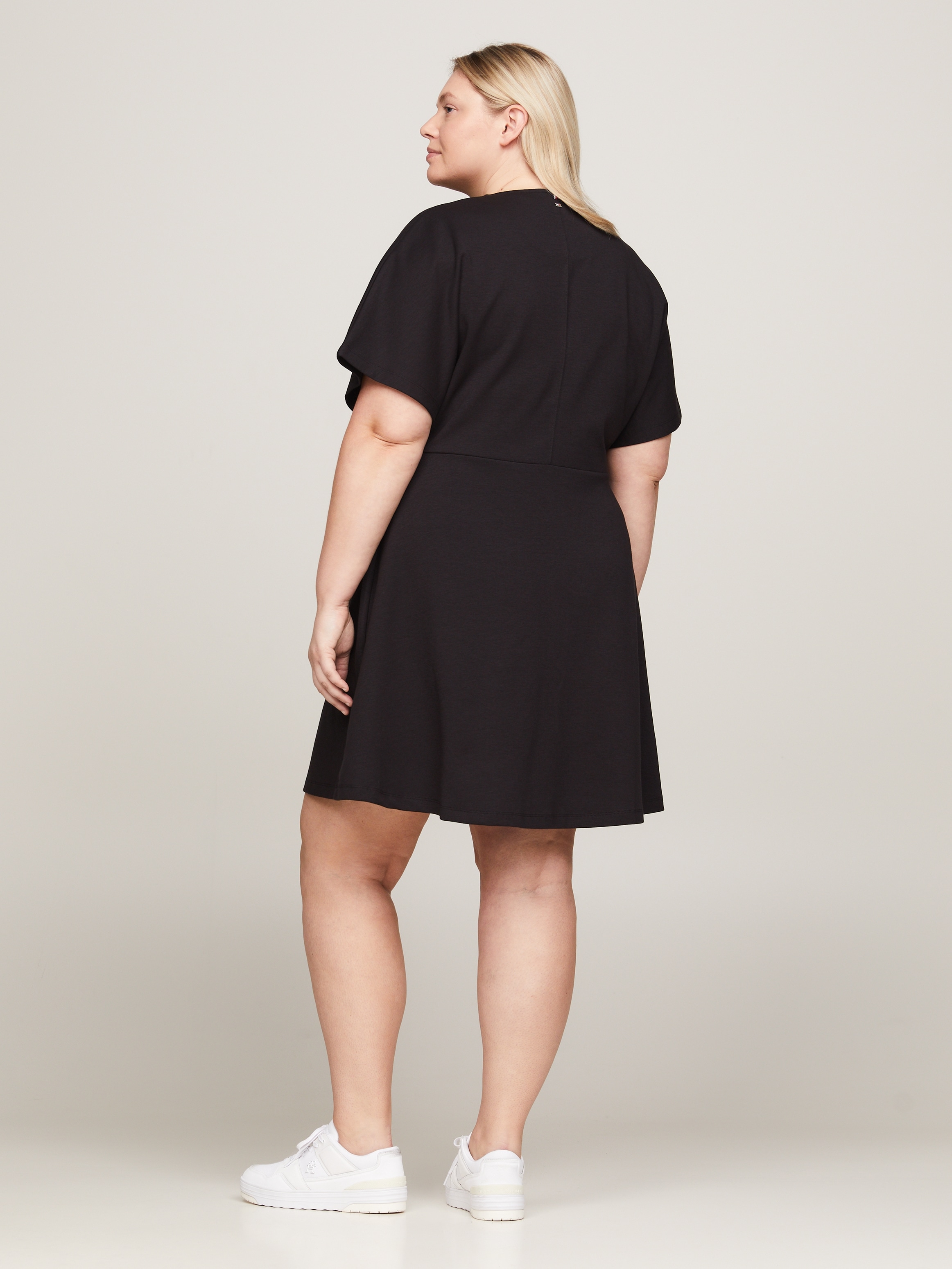 Tommy Hilfiger Curve Blusenkleid »CRV F&F C-NK TSHIRT DRESS SS«, Große Größen